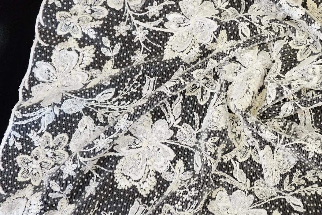 Französische Spitze - Blumen auf Pünktchentüll