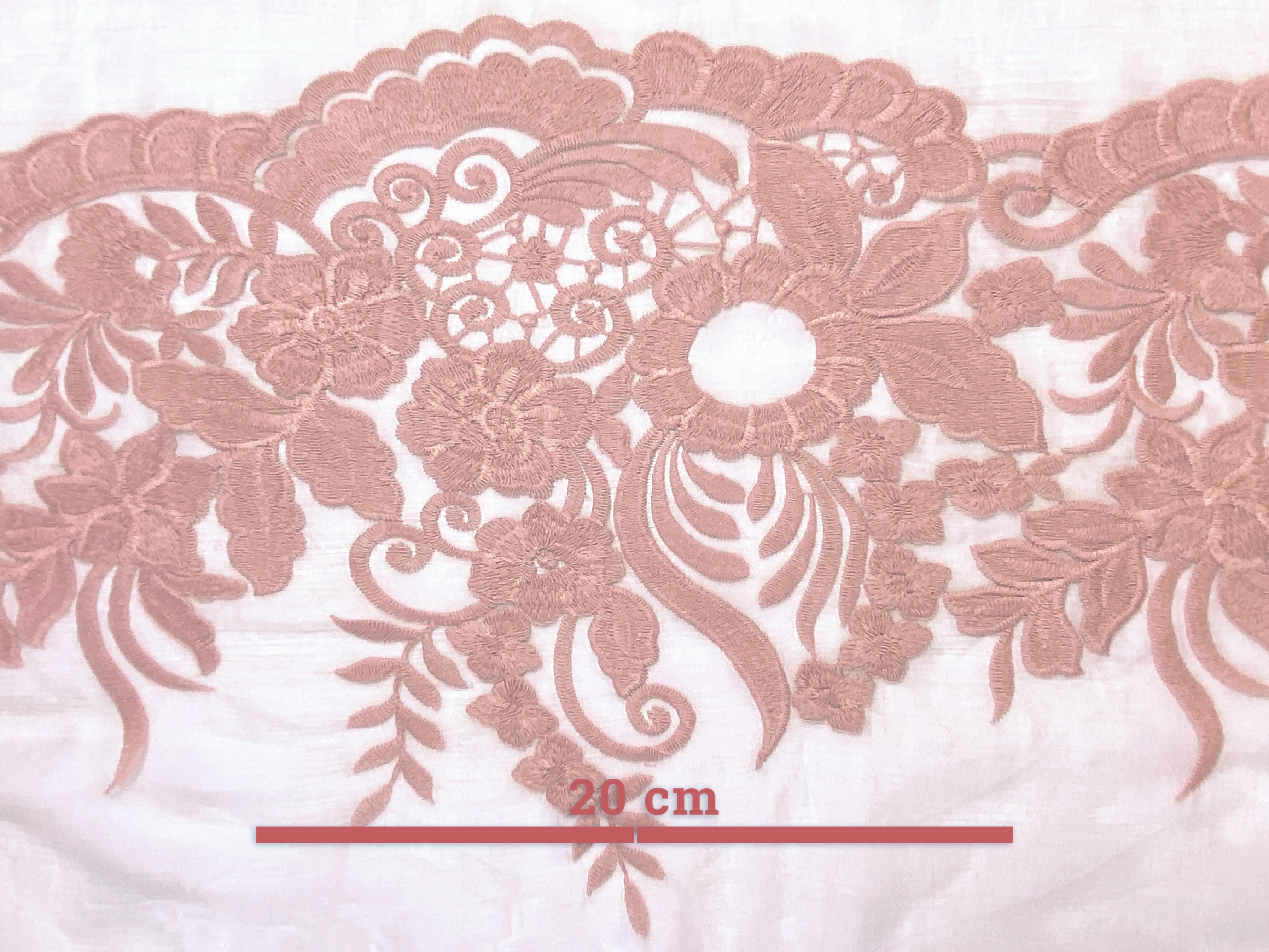 bestickter Seidenchiffon puderfarben