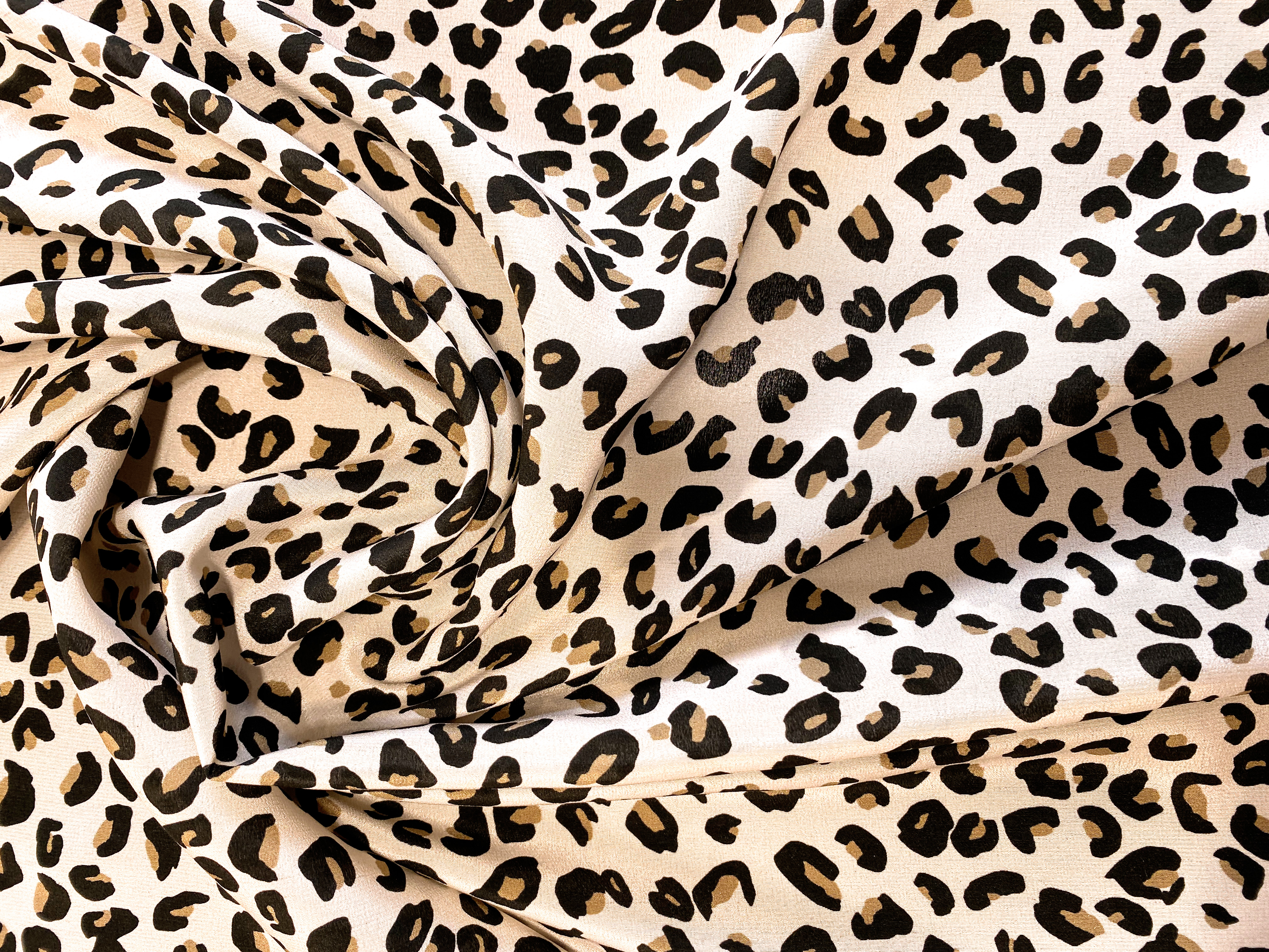 feiner Crepe Tierfelldruck auf creme