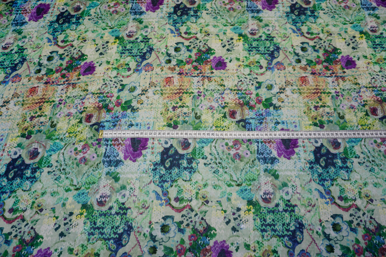 Schurwollmusseline - grün mit Blumen