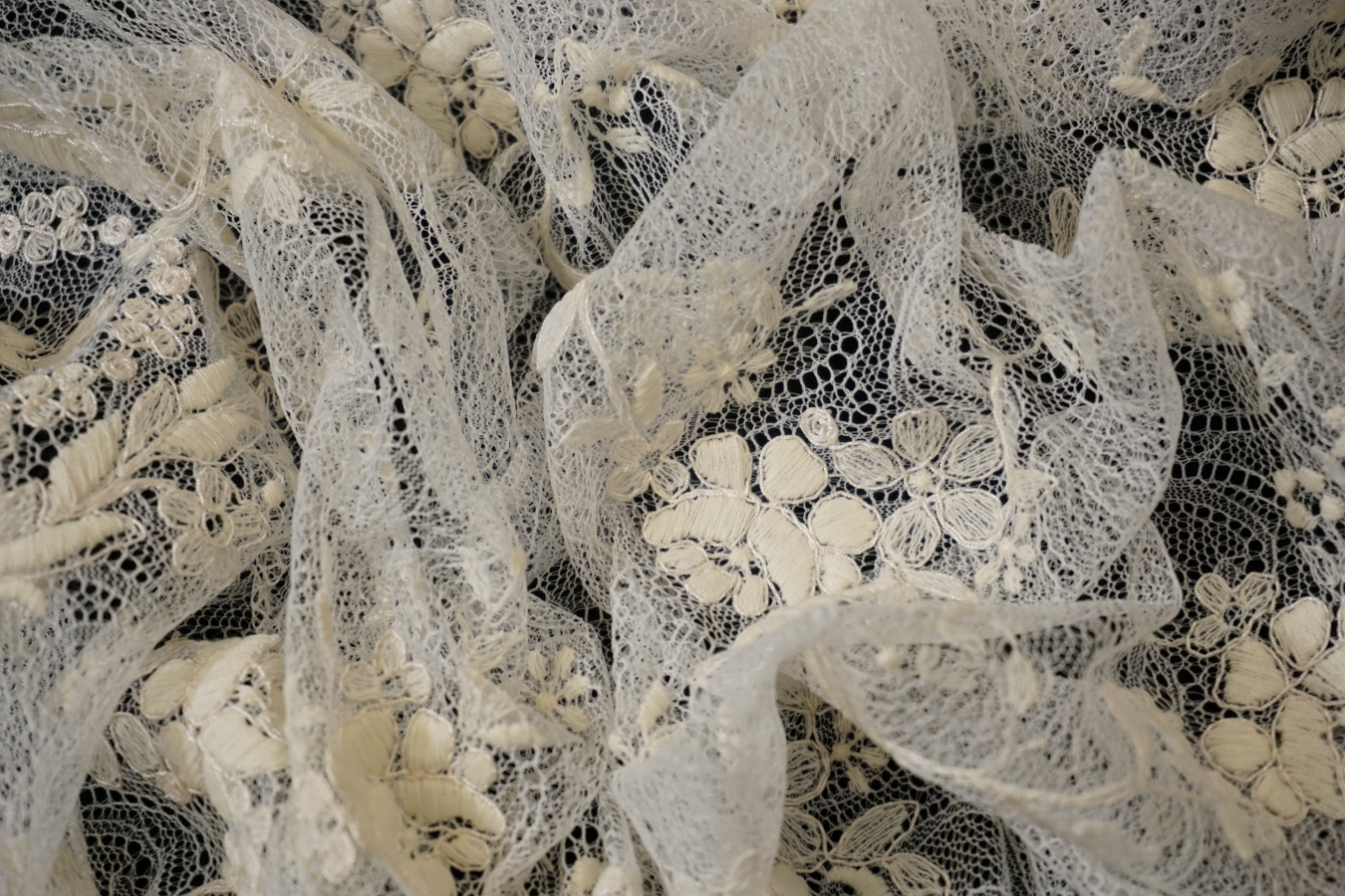 Französische Spitze - Blumen auf Ornamenten