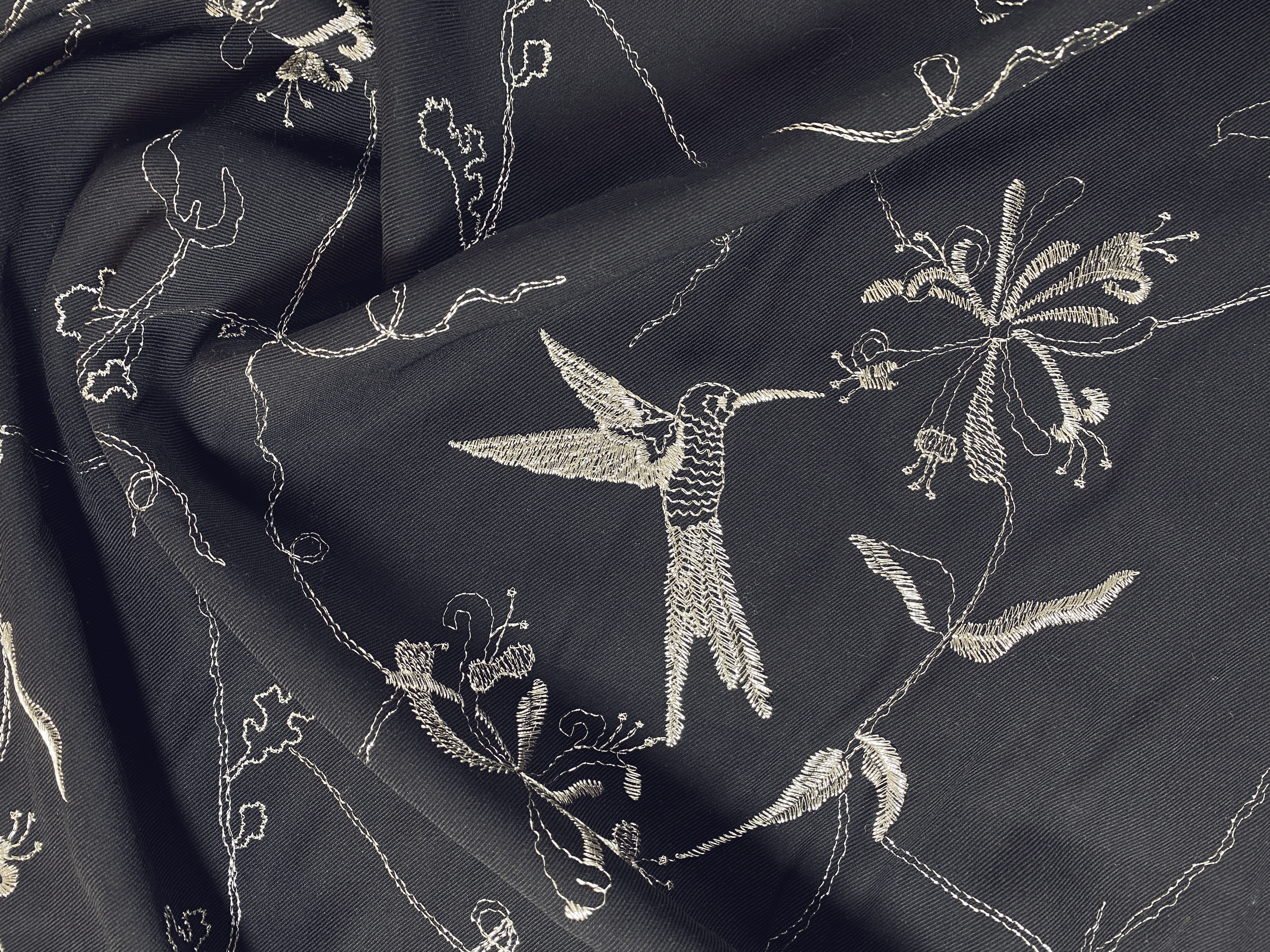 Schurwolle mit Silberstickerei