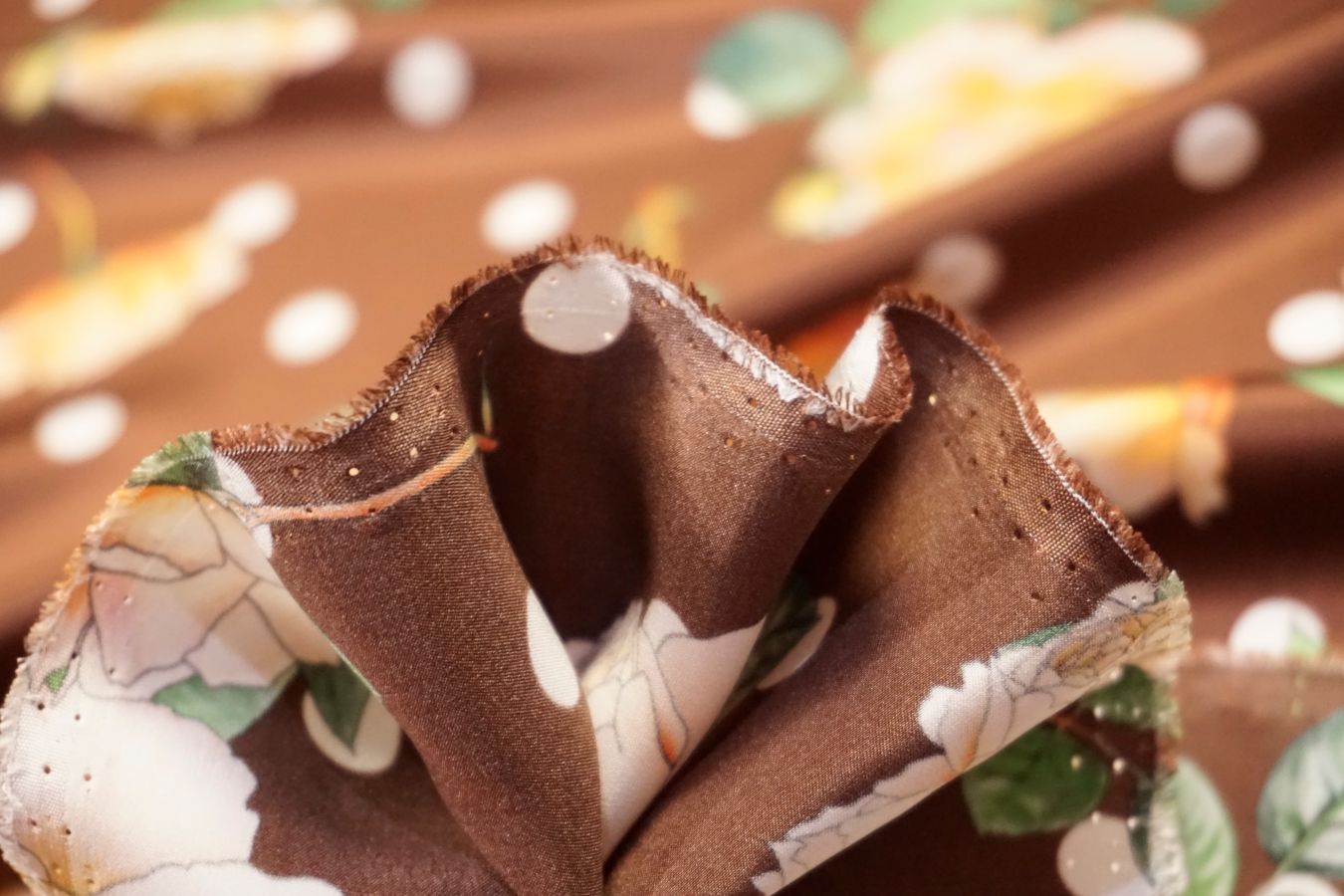 Seidensatin - polka dots mit Rosen