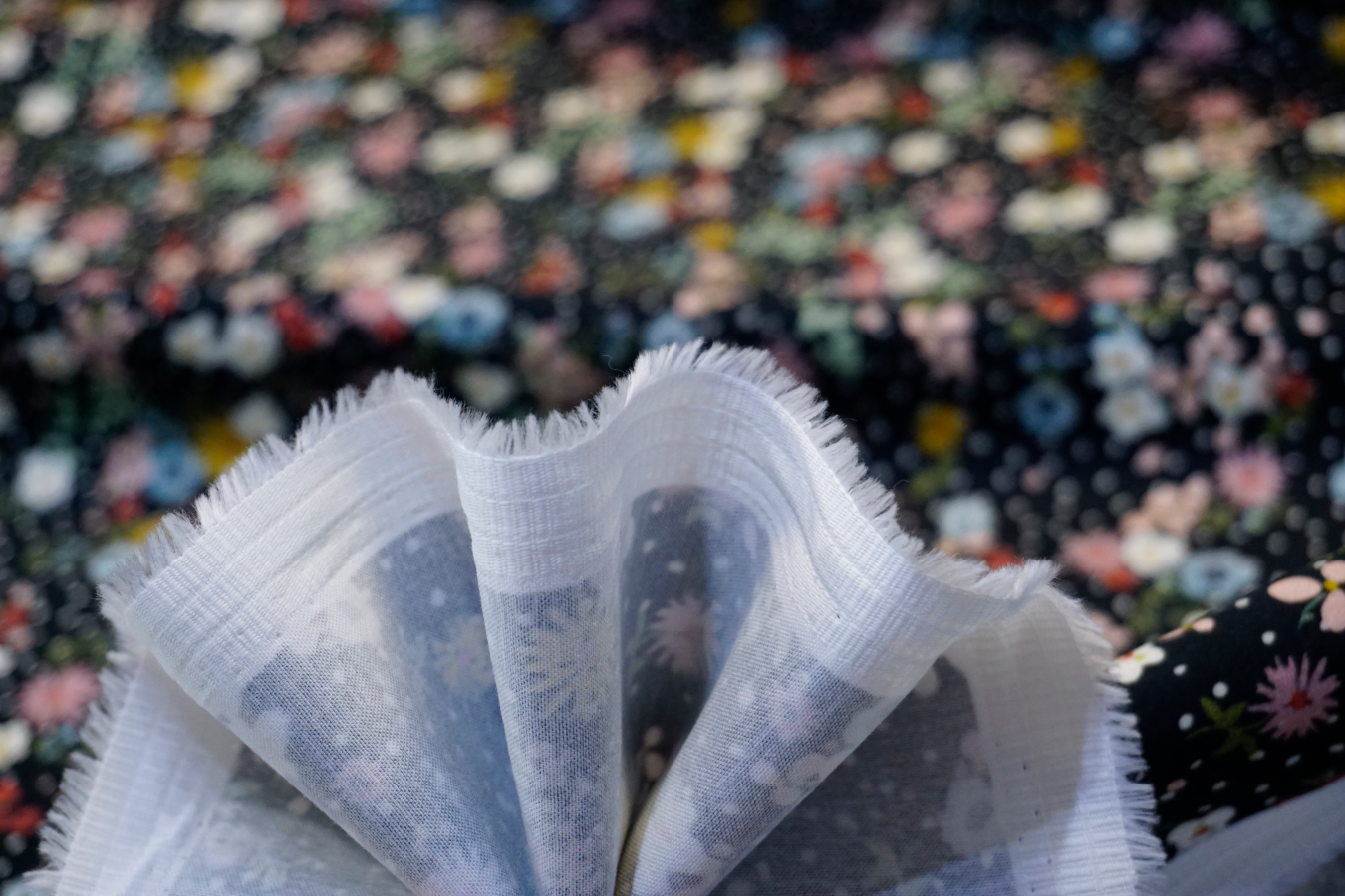 Baumwolle schwarz mit buntem Blütendruck