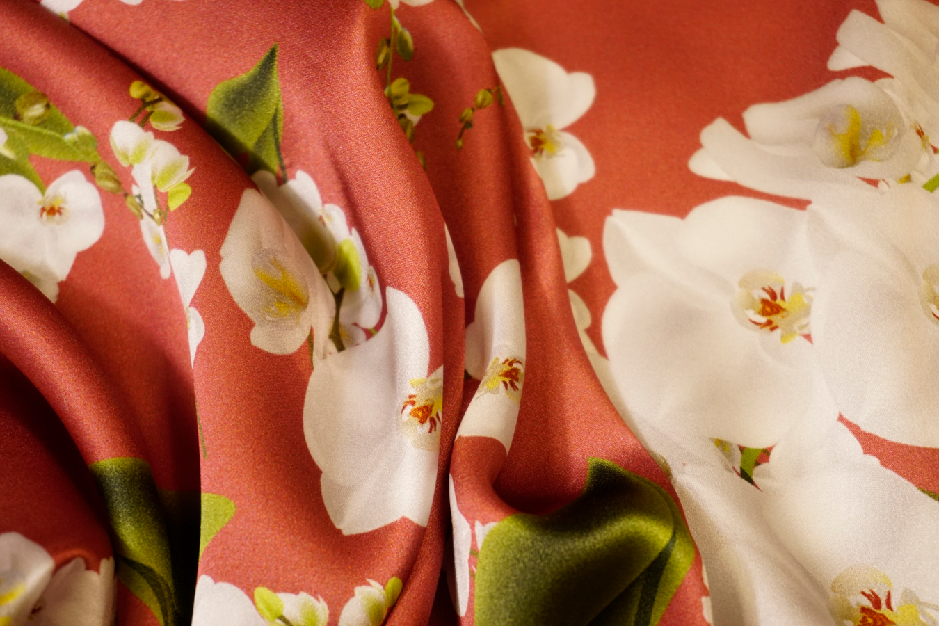 Seidensatin - Blumen auf rotbraun