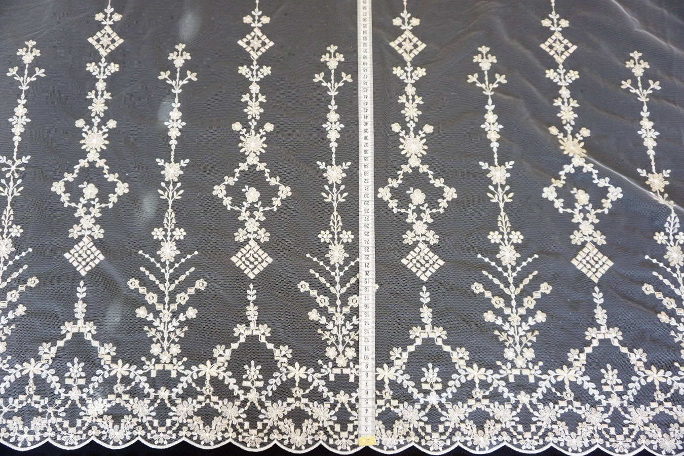 Französische Spitze - geometrisch mit Goldfaden