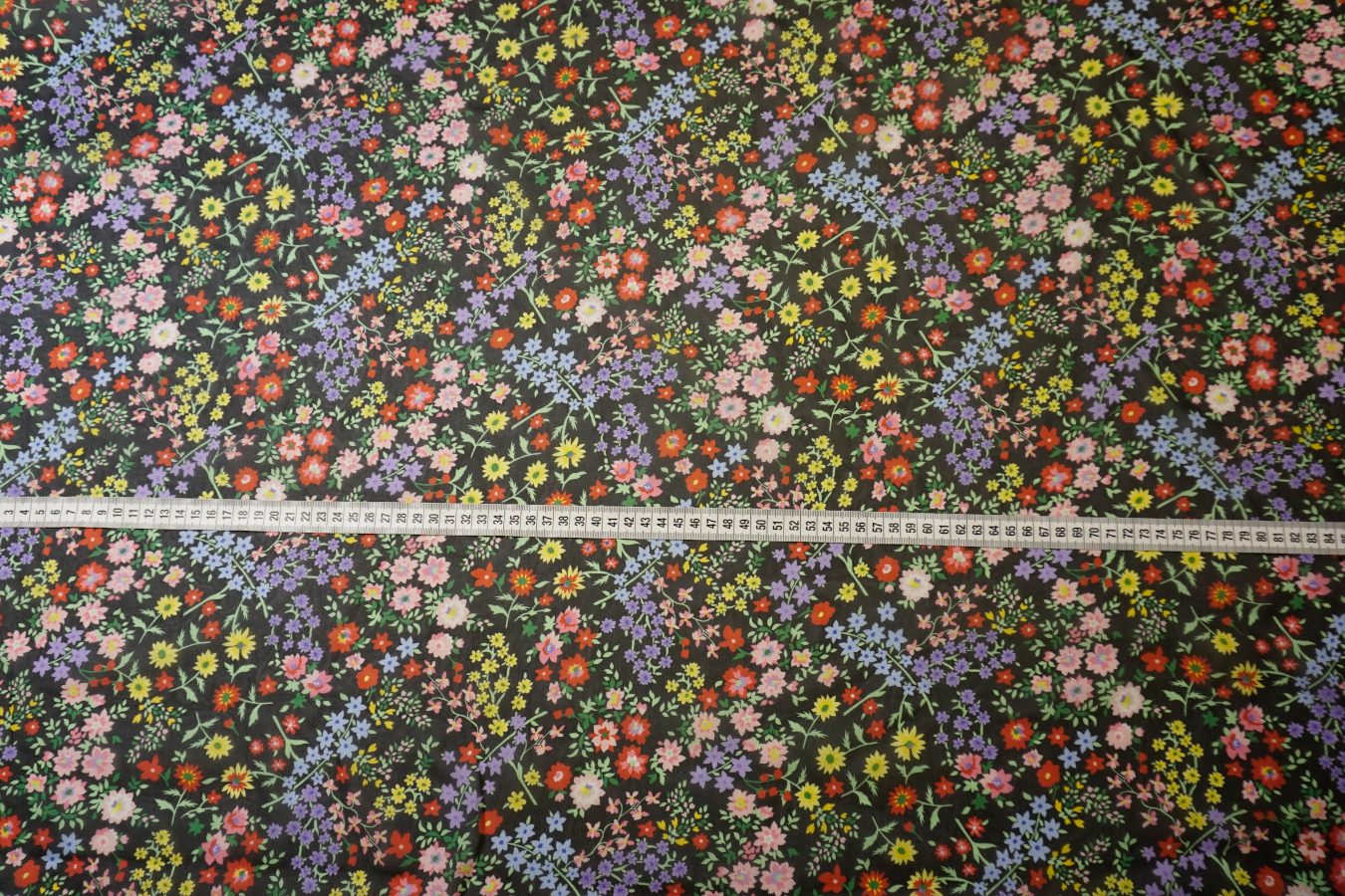 Seidenchiffon - Blümchen auf schwarz