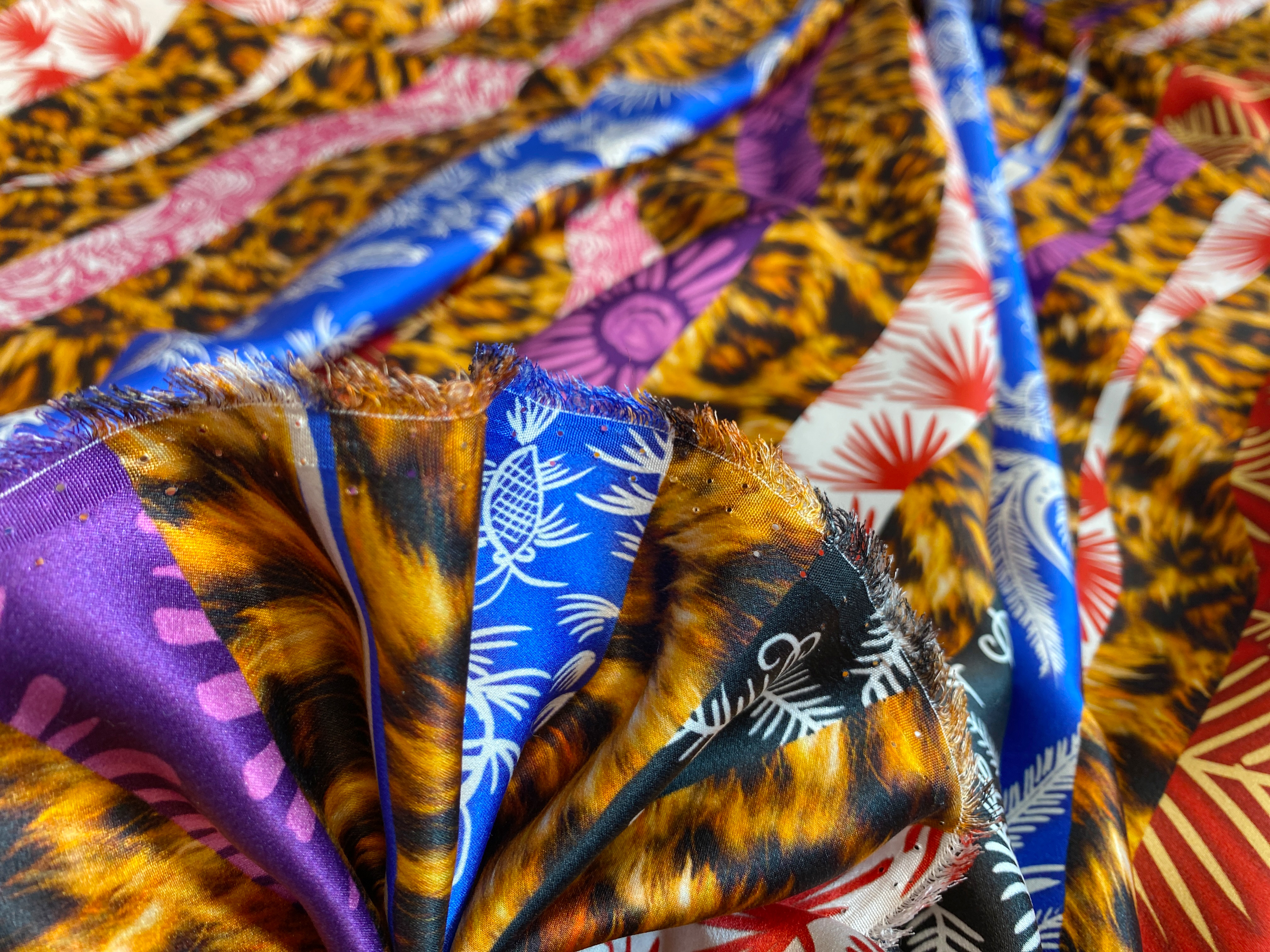 Satin mit Felldruck und Mustern