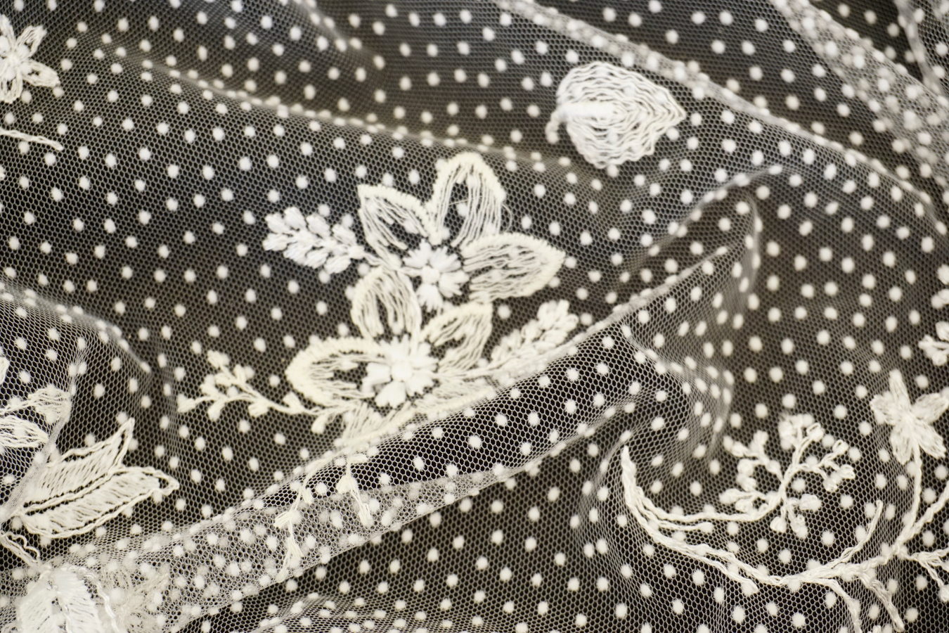 Französische Spitze - Blumen auf Pünktchentüll