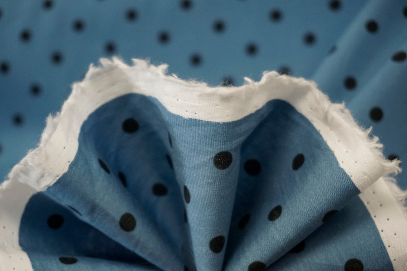 Baumwollpopeline - Punkte auf blaugrau