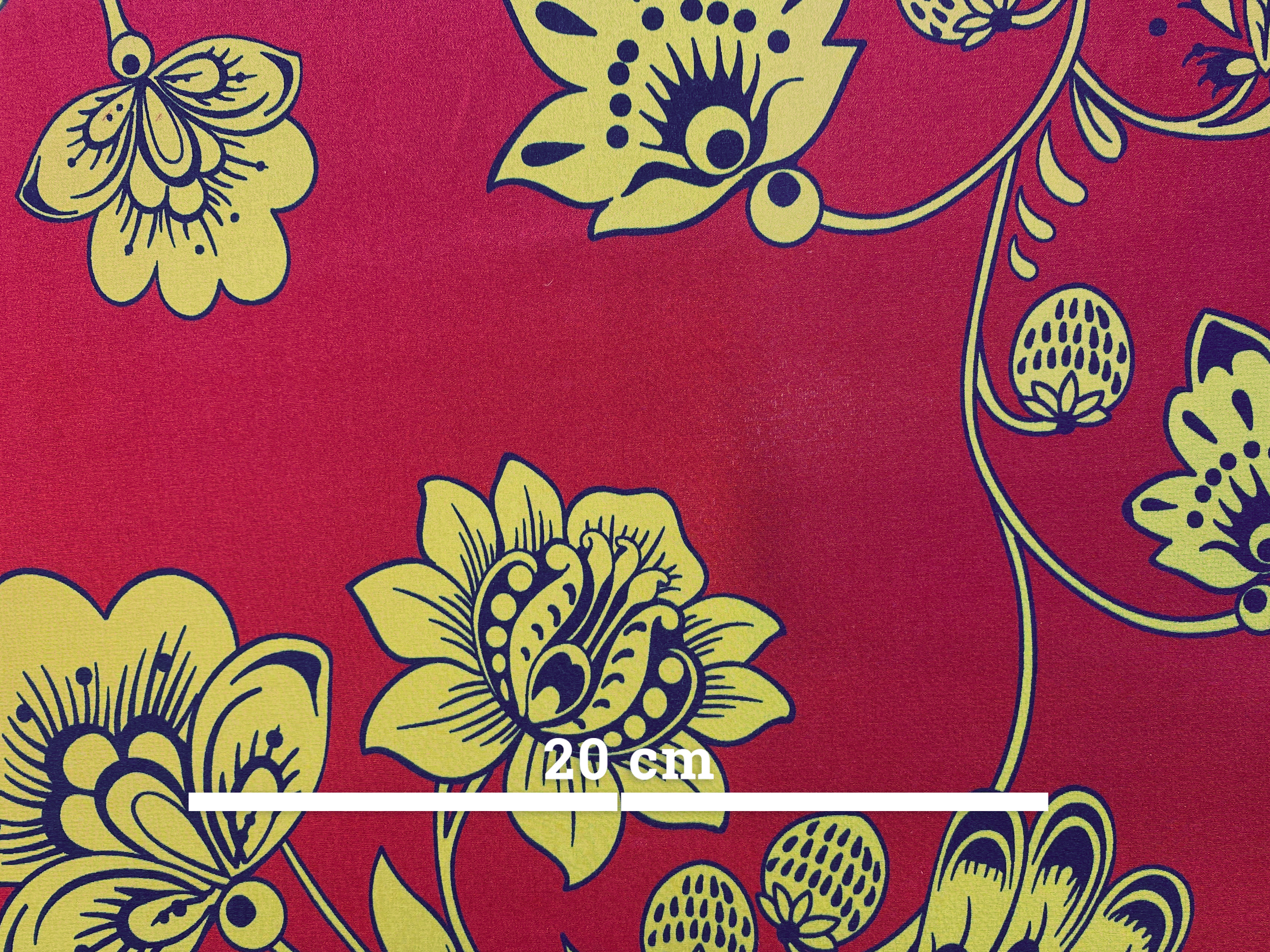 feiner Crepe mit großem Rankenmuster