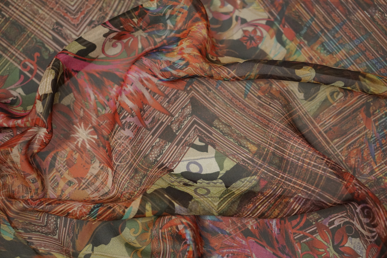 Chiffon - bunte Muster auf schwarz