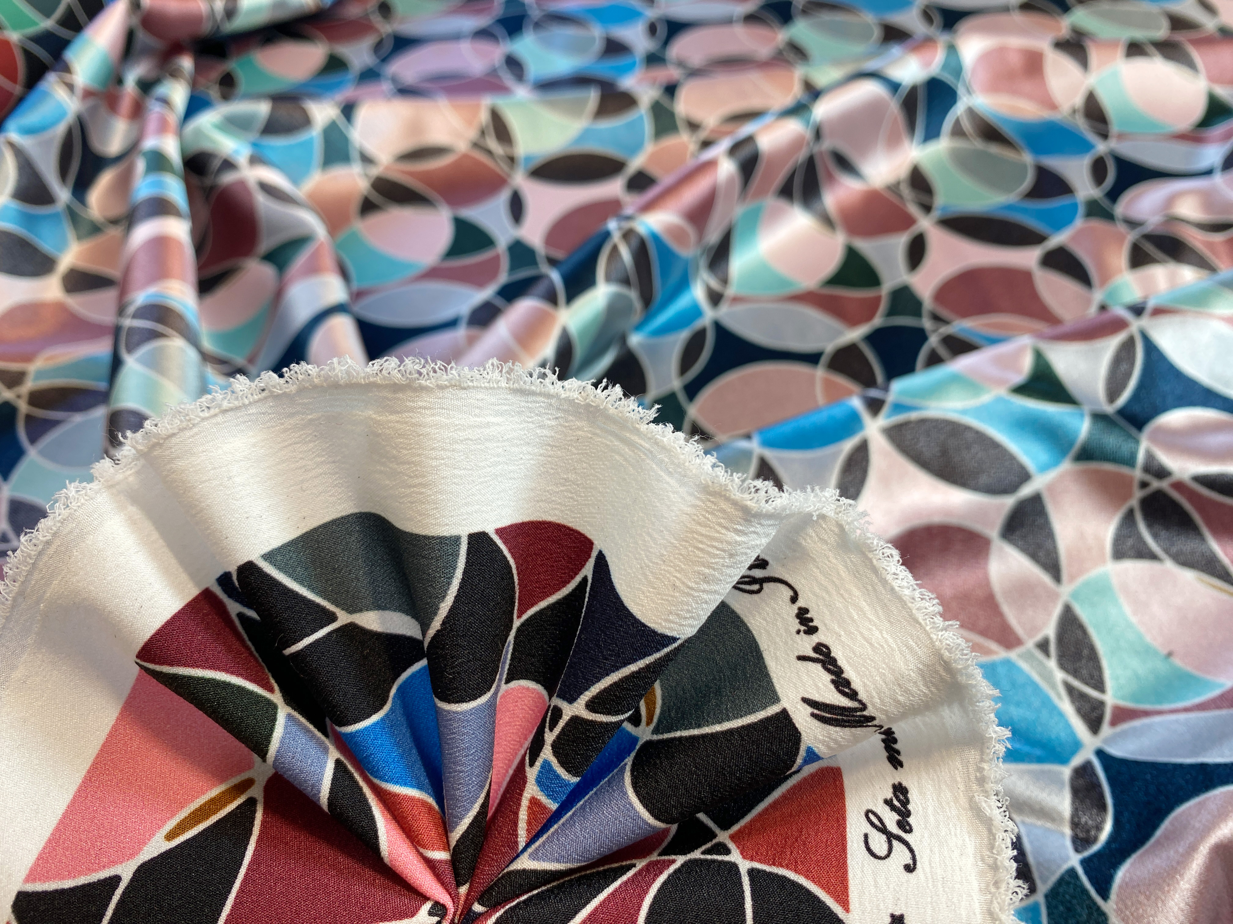 Crepe mit Kreismuster