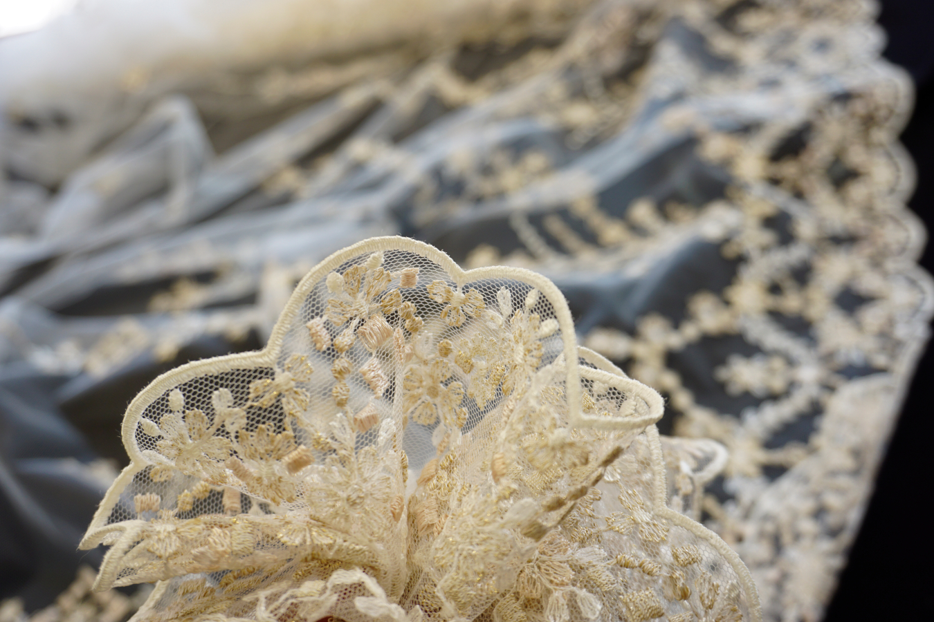 Französische Spitze - geometrisch mit Goldfaden