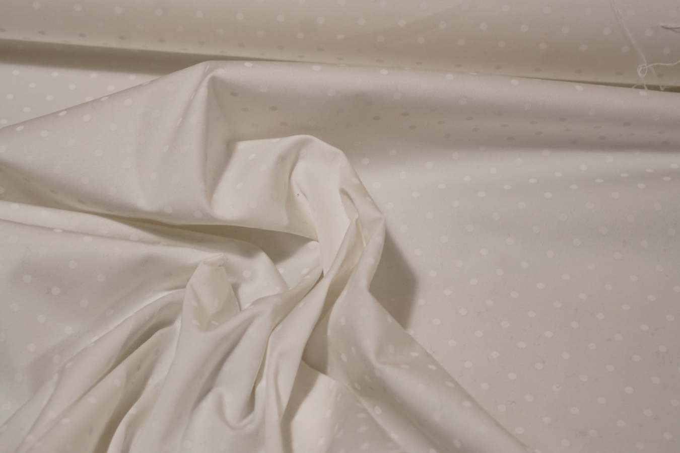Baumwolle ecru mit weißen Punkten