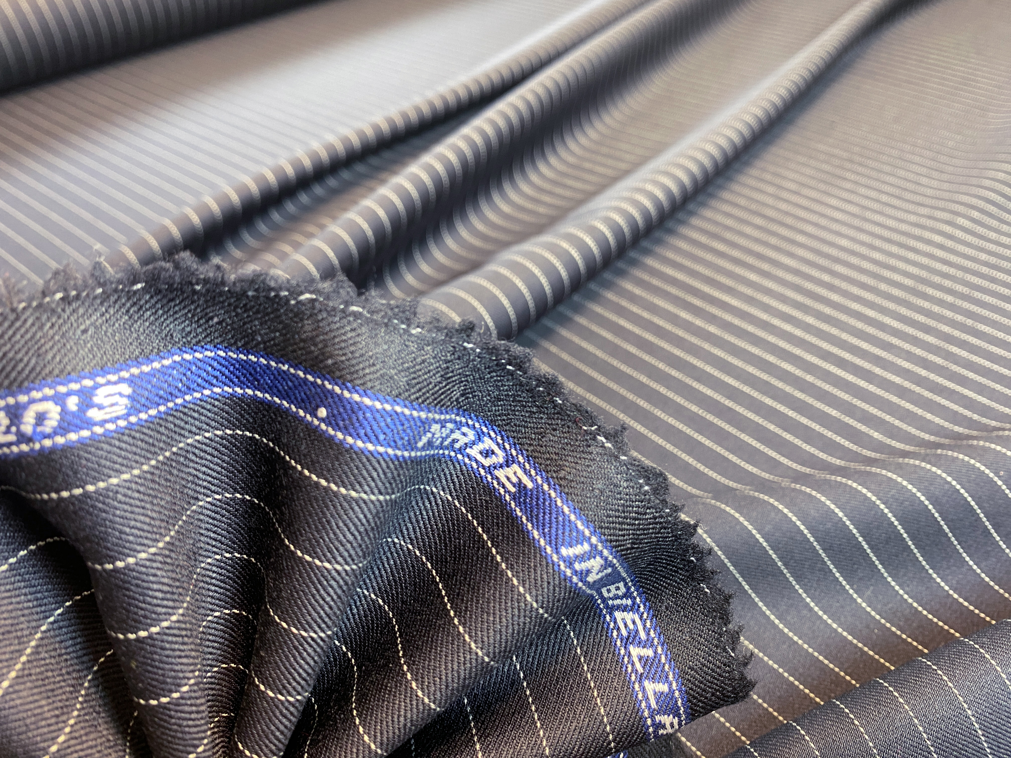 klassischer Nadelstreifen in dunkelblau-weiß