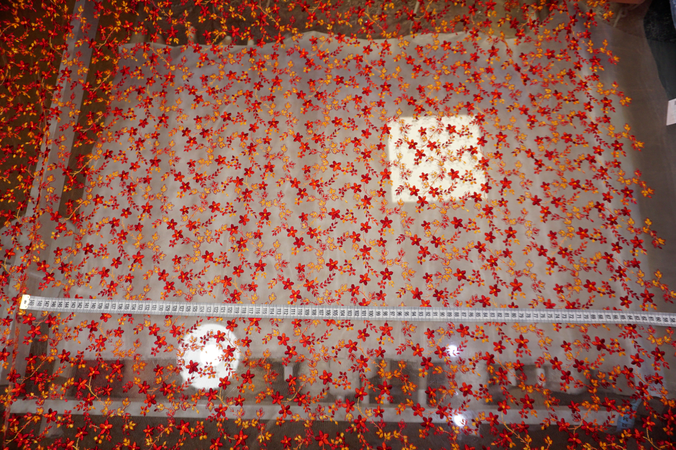 Bestickter Tüll - Rottöne