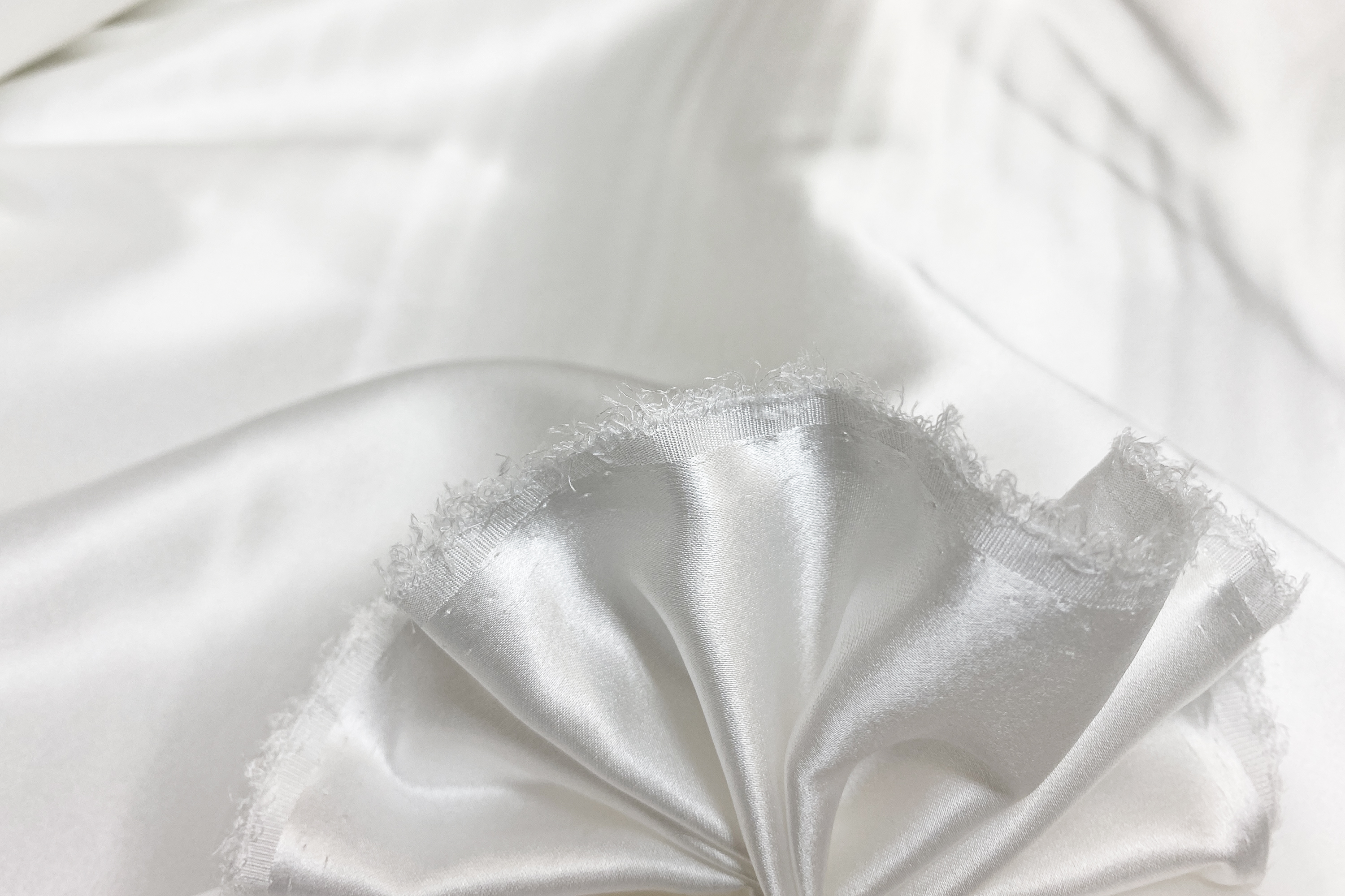 Elastischer Seiden-Satin weiß