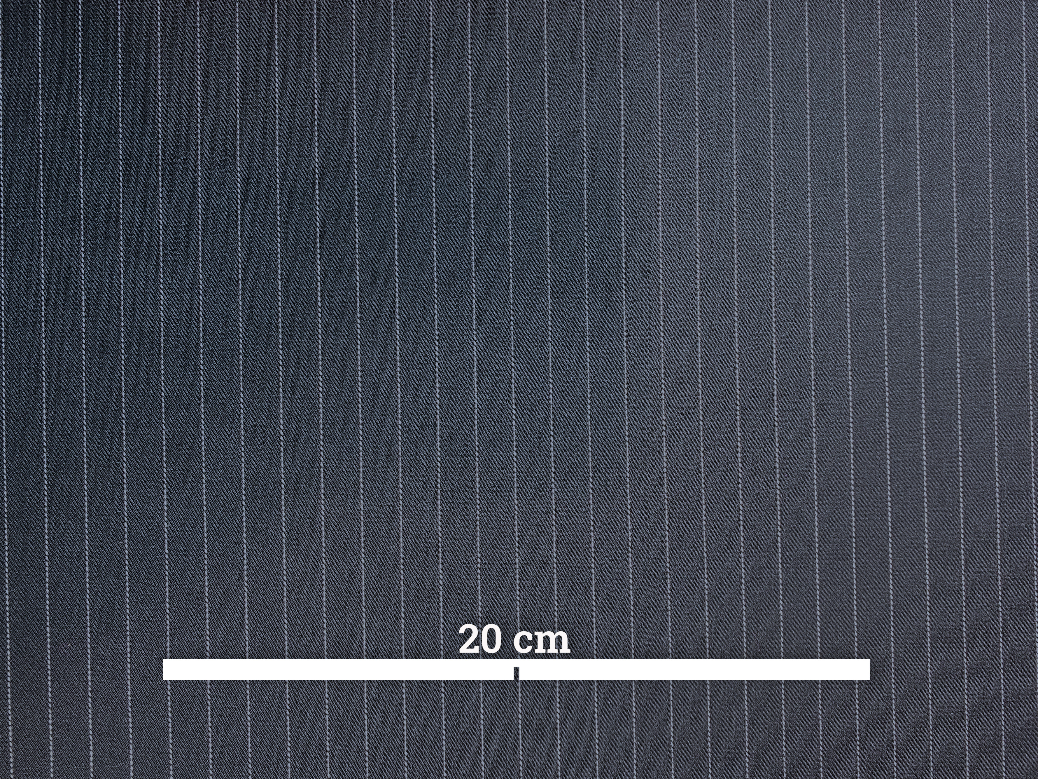 klassischer Nadelstreifen in dunkelblau-weiß