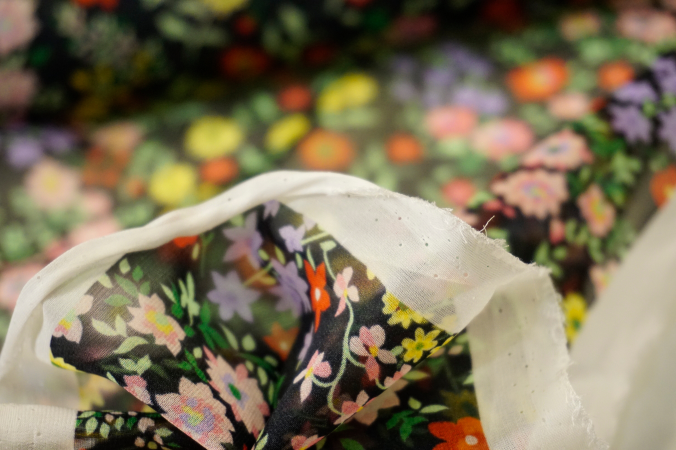 Seidenchiffon - Blümchen auf schwarz