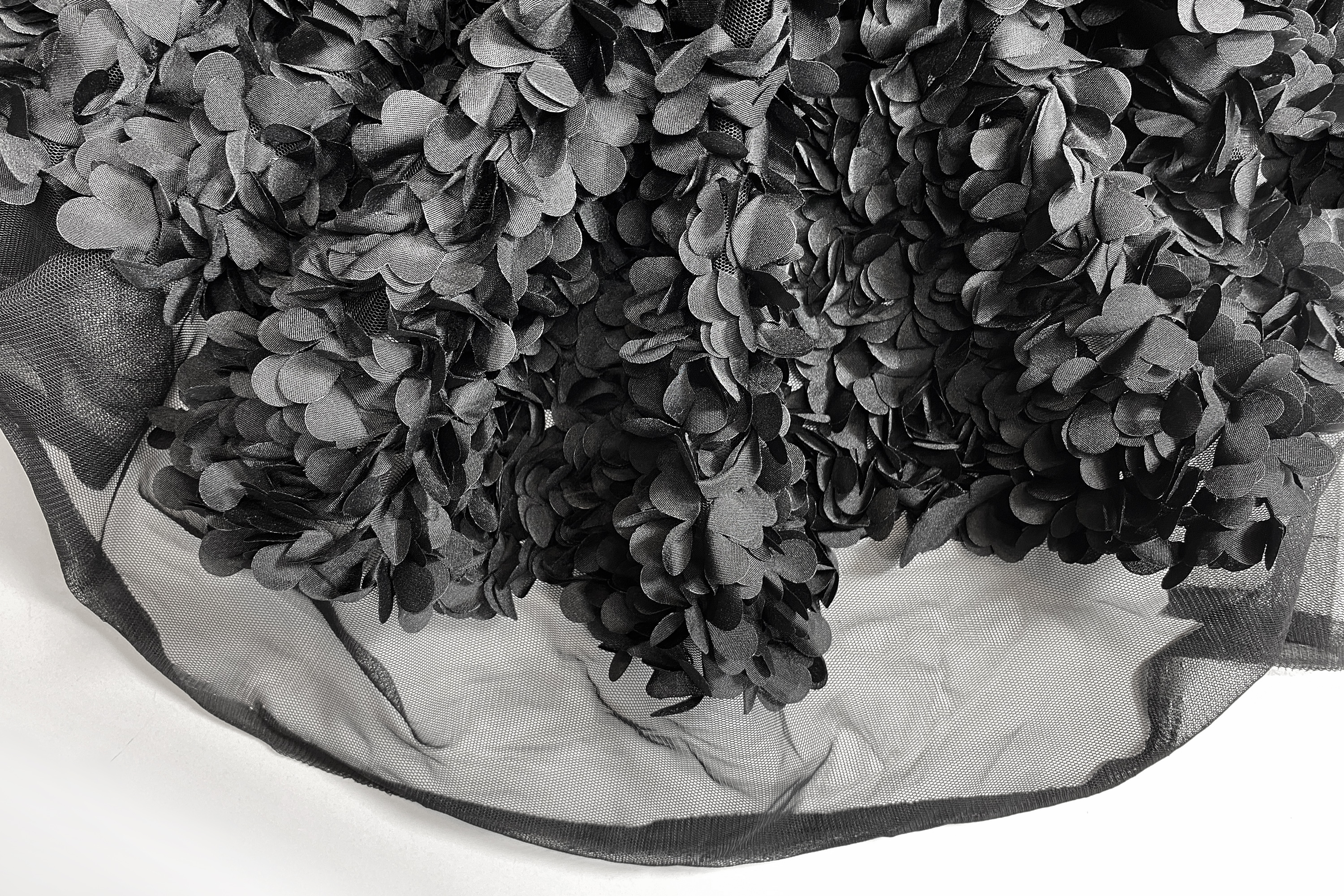 Schwarze Blumen auf Tüll