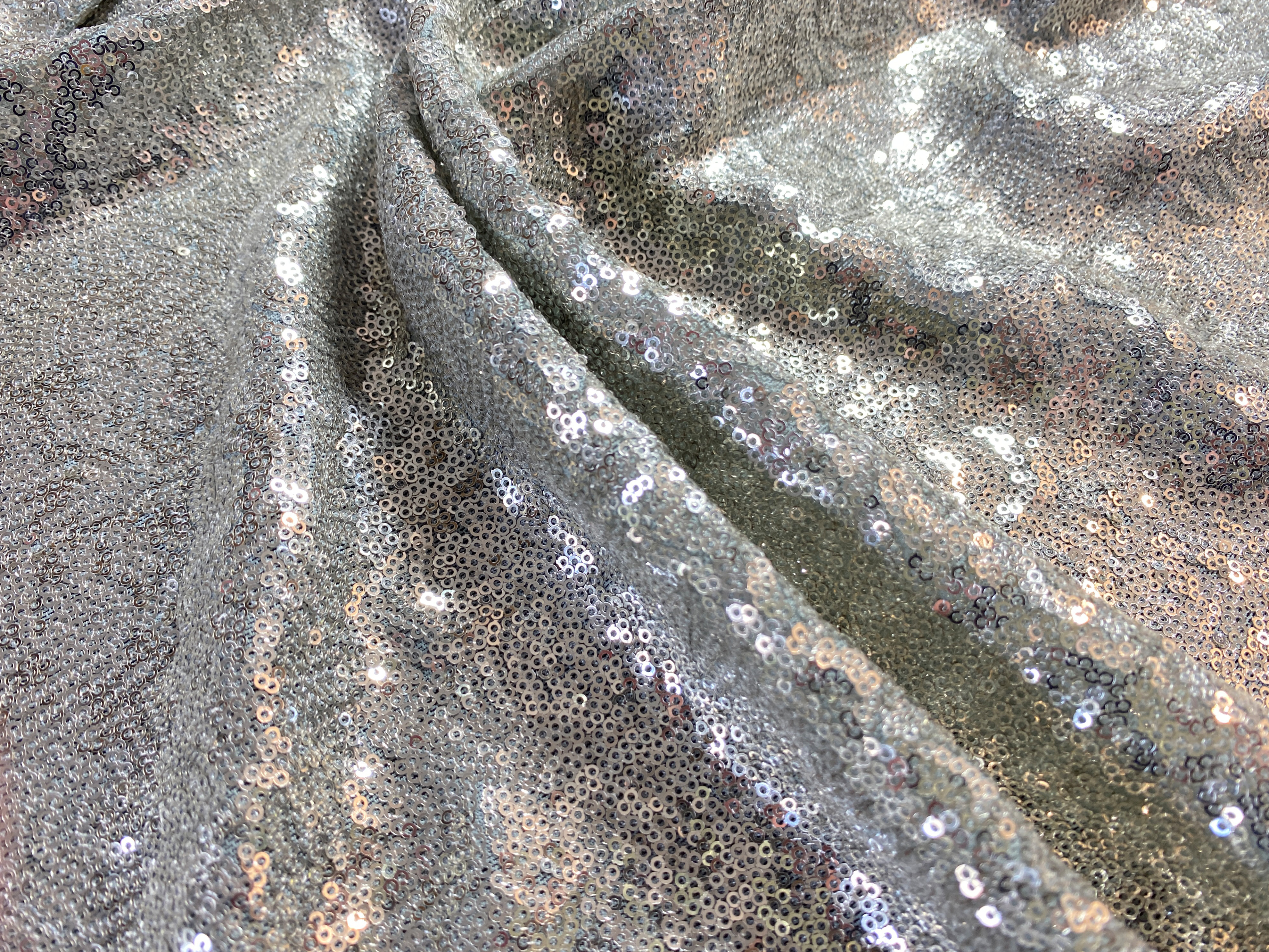 Elastik-Tüll mit Minipailletten silber