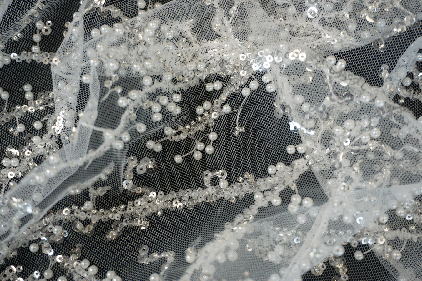 Bestickte Spitze - weiß