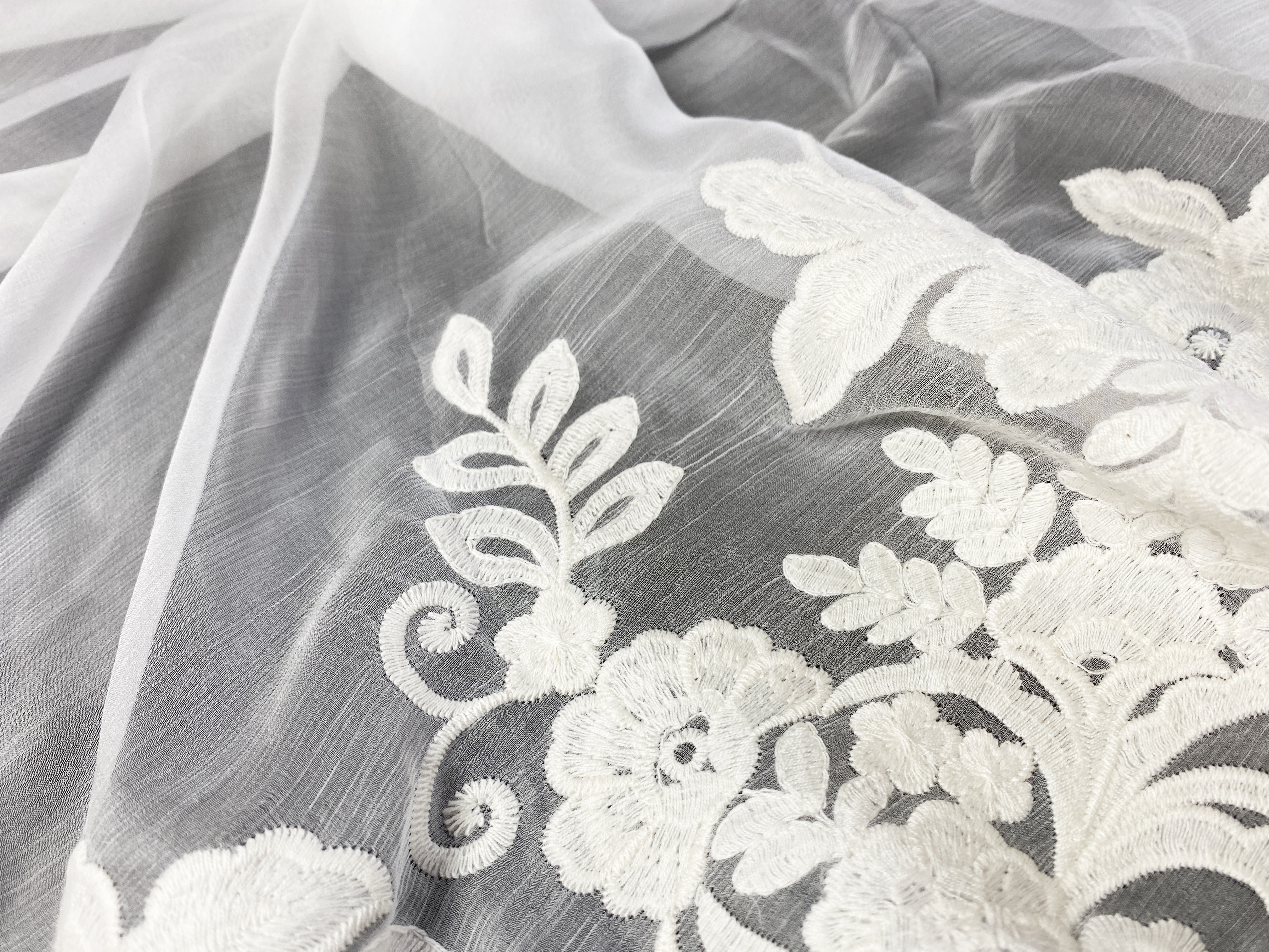 bestickter Seidenchiffon weiß