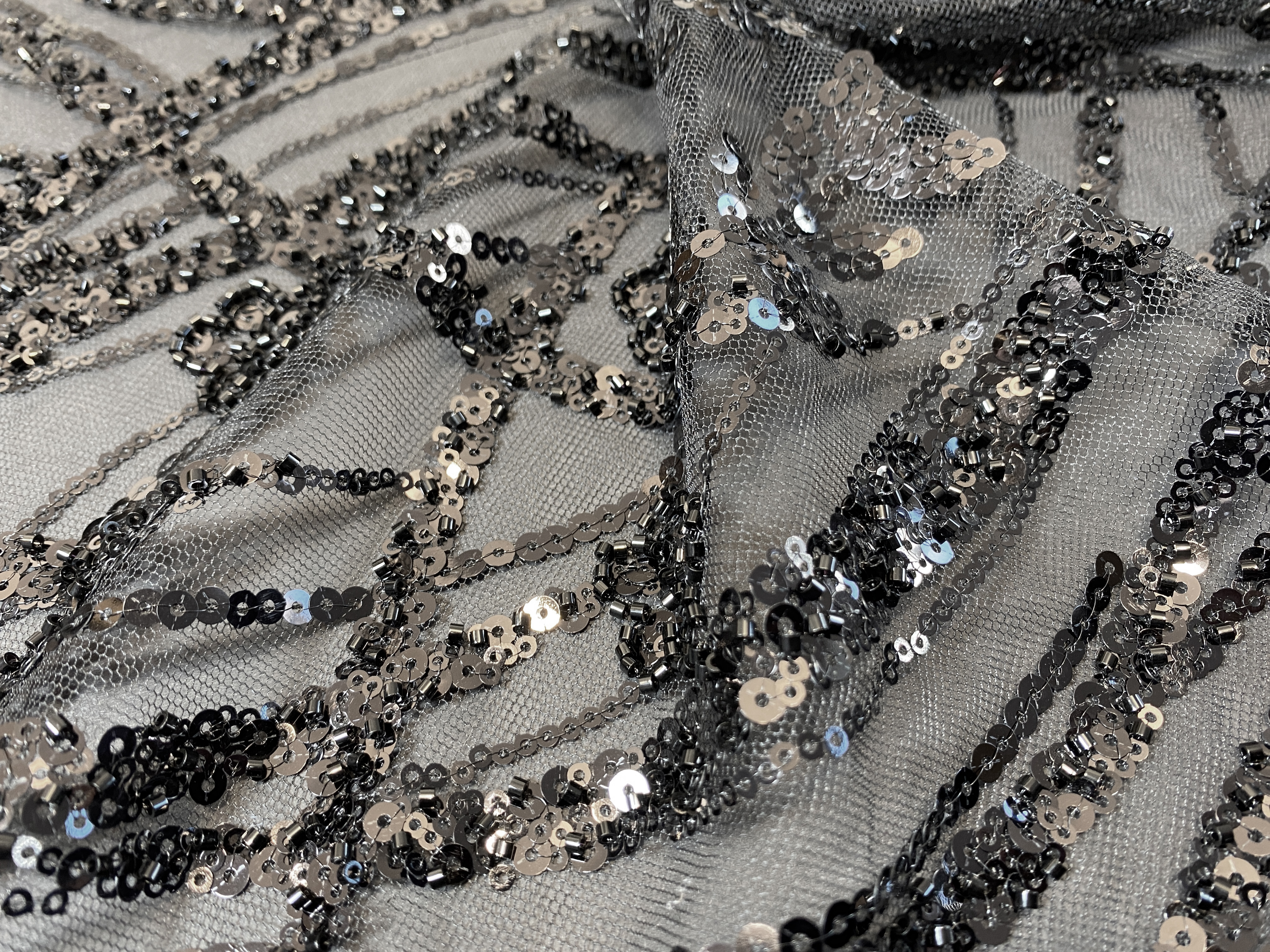 Pailettenstickerei auf Tüll - schwarz