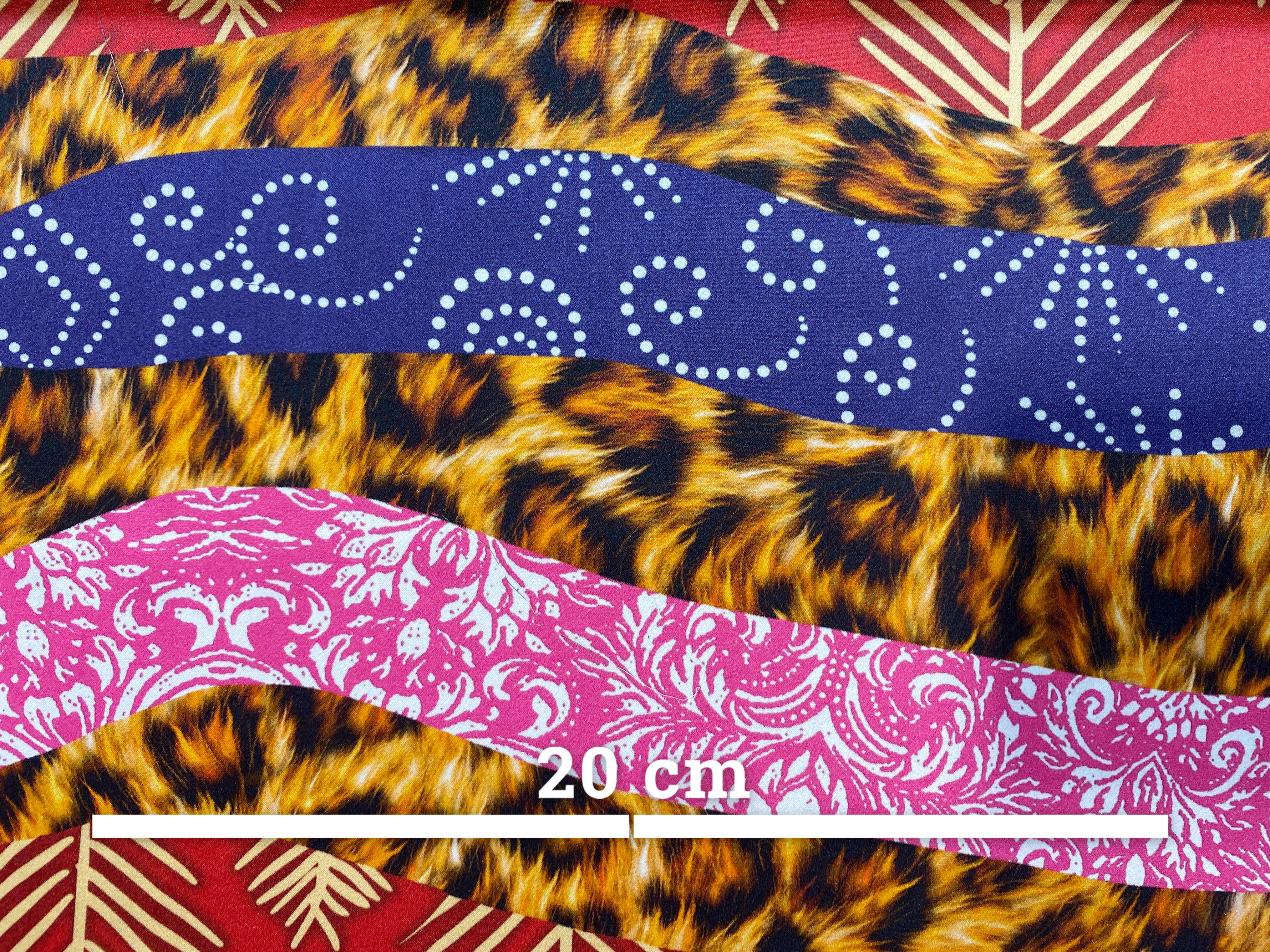 Satin mit Felldruck und Mustern