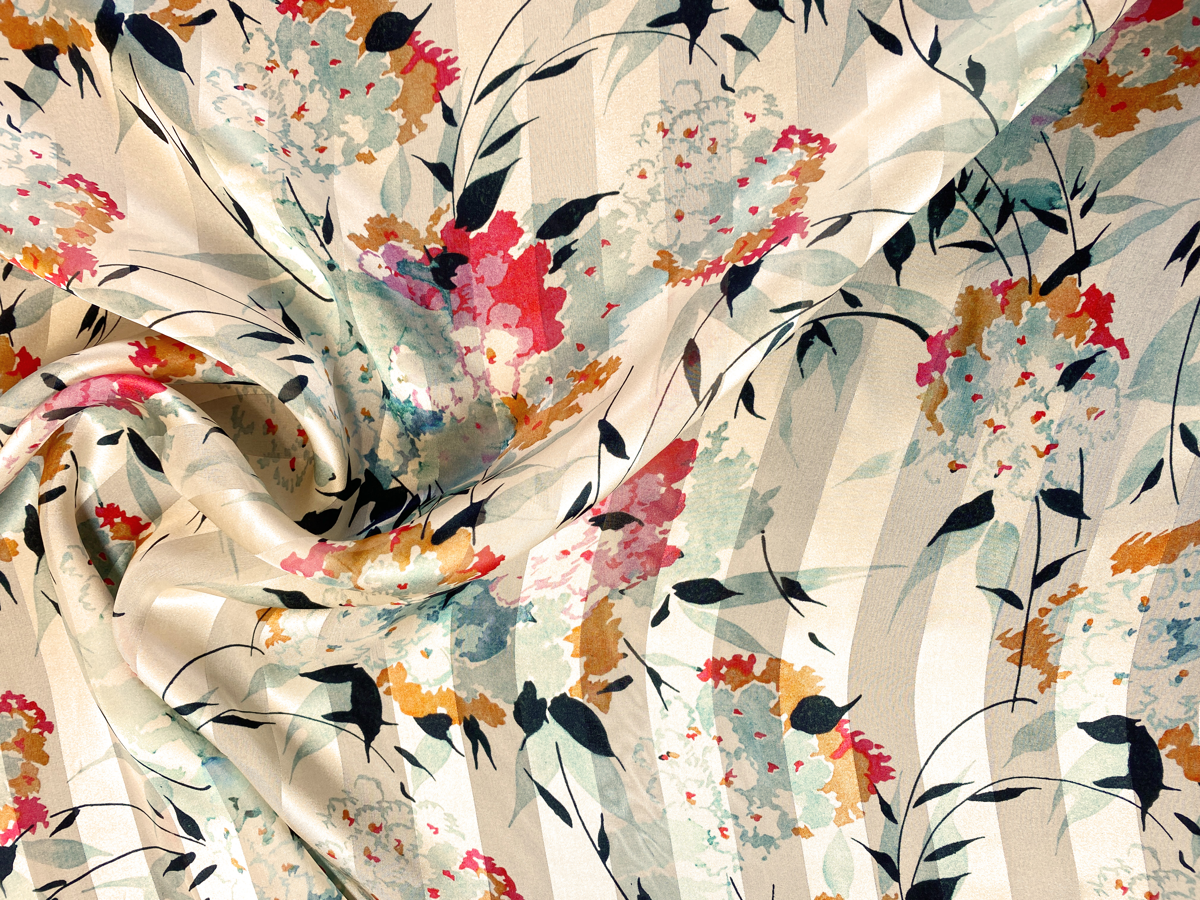 bedruckte Seide mit Satinstreifen