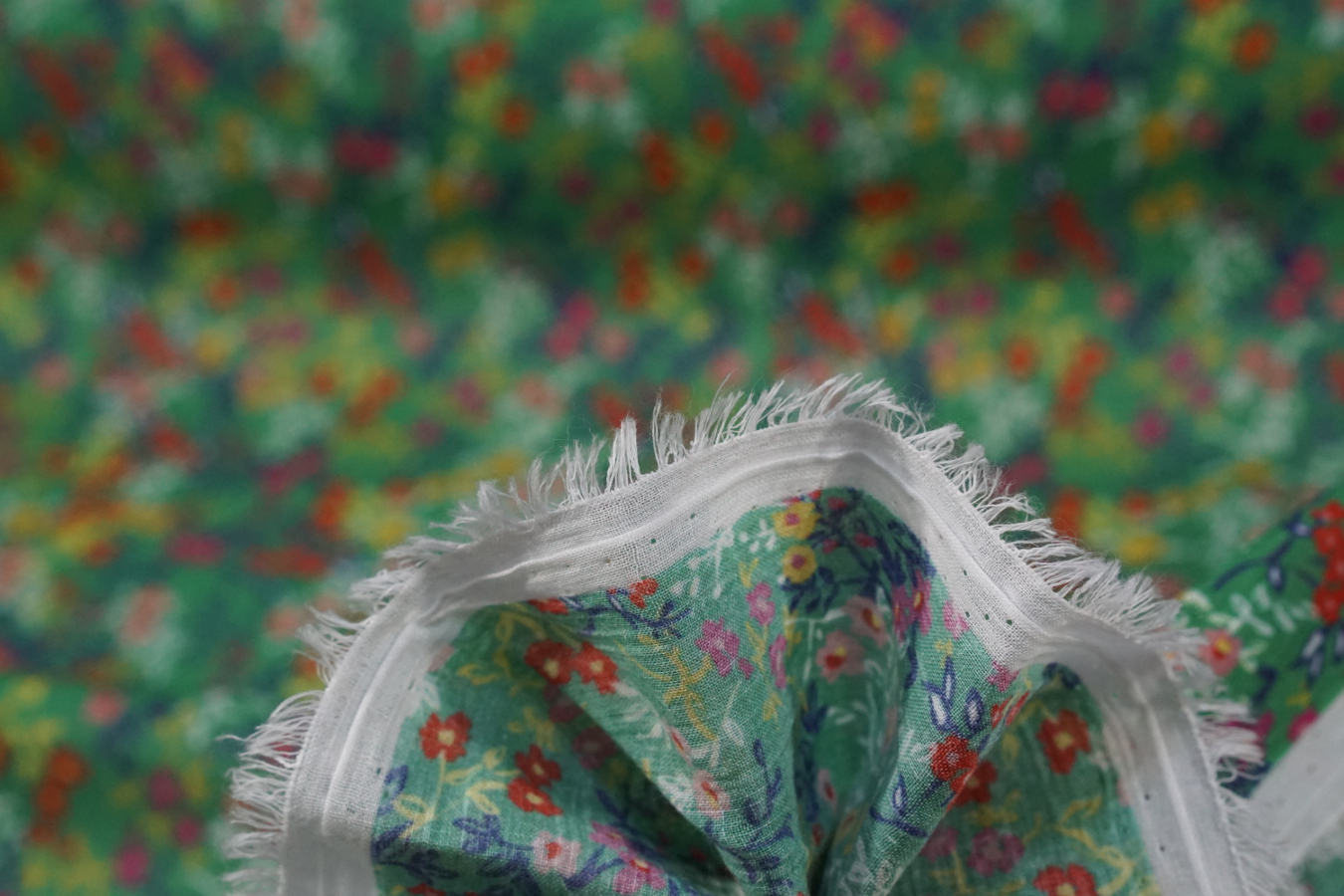 Feine Baumwolle - Streublumen auf grün