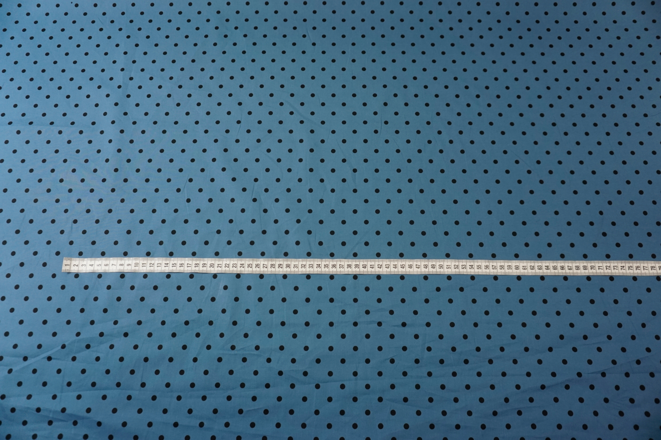 Baumwollpopeline - Punkte auf blaugrau