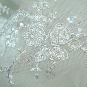 Spitze, weiß mit Silberfaden