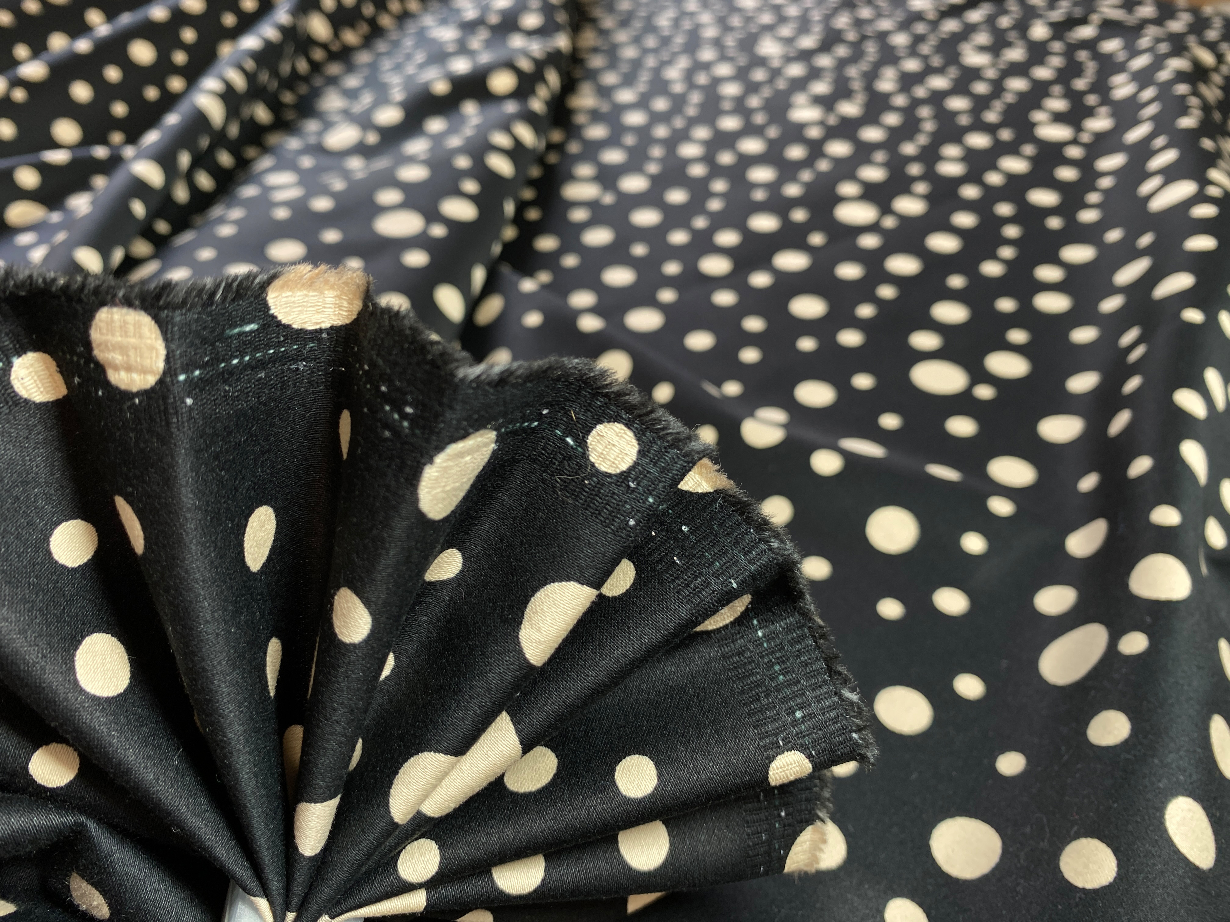 Baumwollsatin schwarz-beige