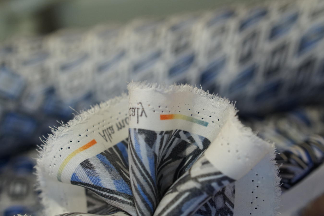 Satin - geometrisches Rautenmotiv