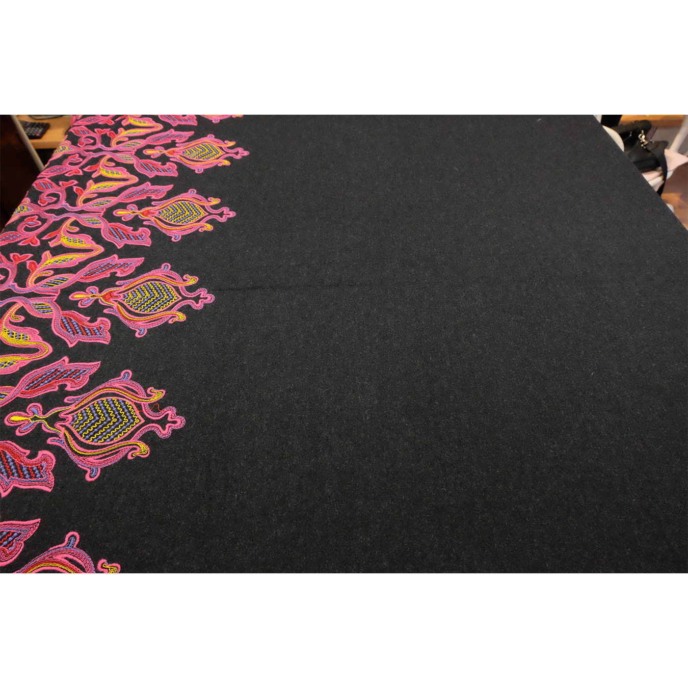 Schurwolle mit bunter Stickereibordüre