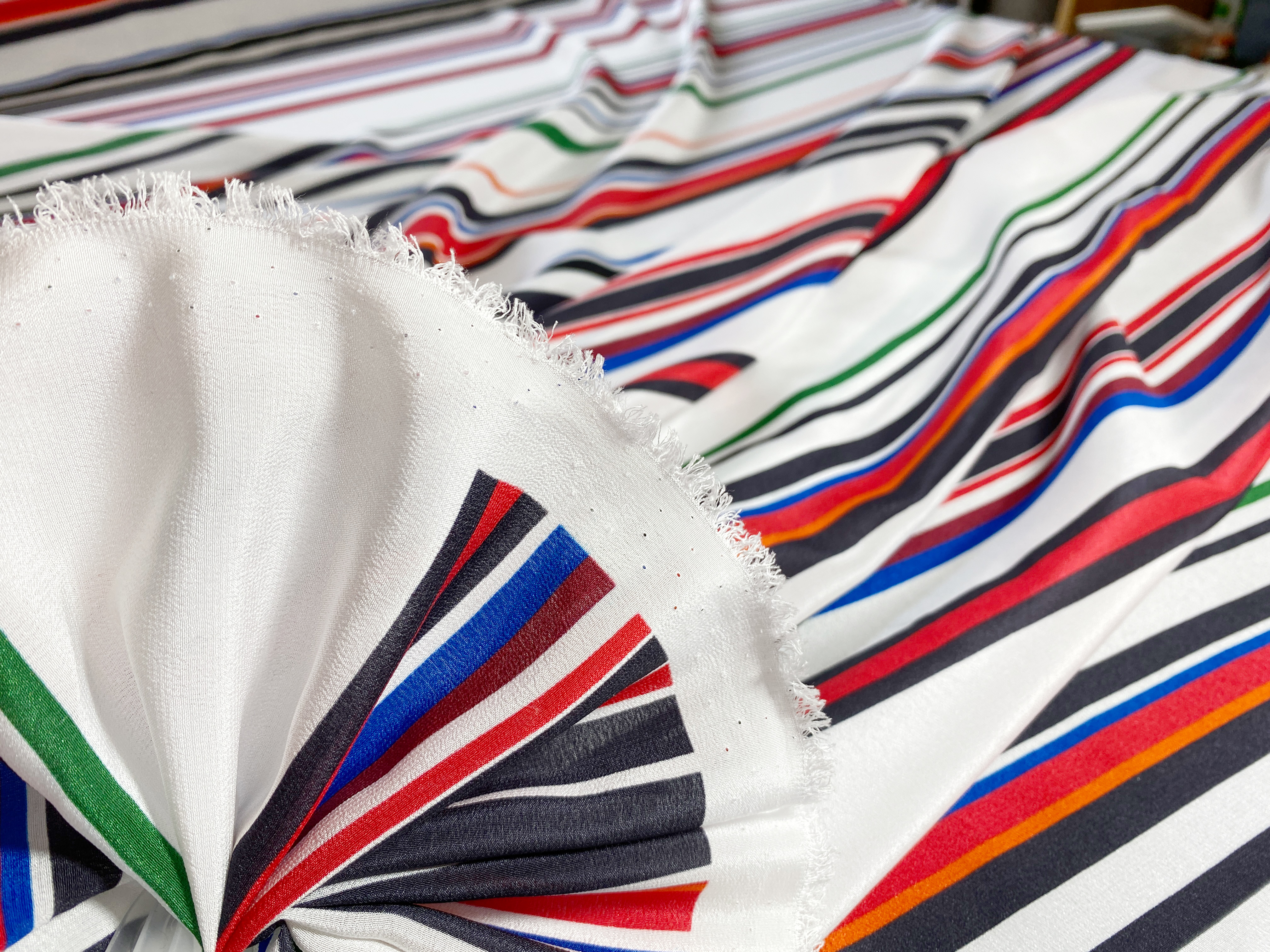 feiner Crepe mit Streifen