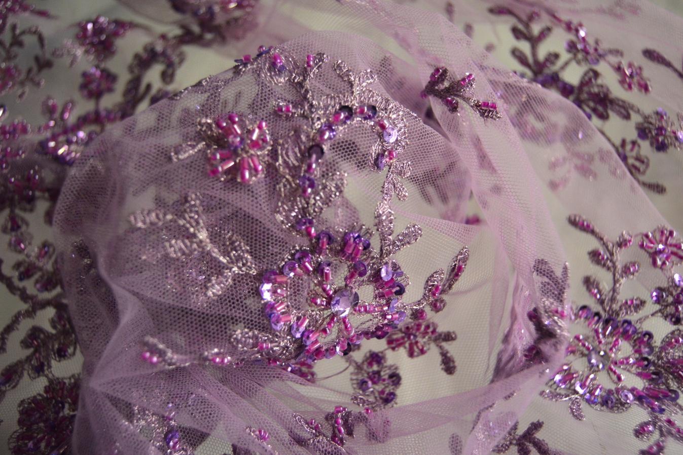 Bestickter Tüll mit Perlen und Pailletten