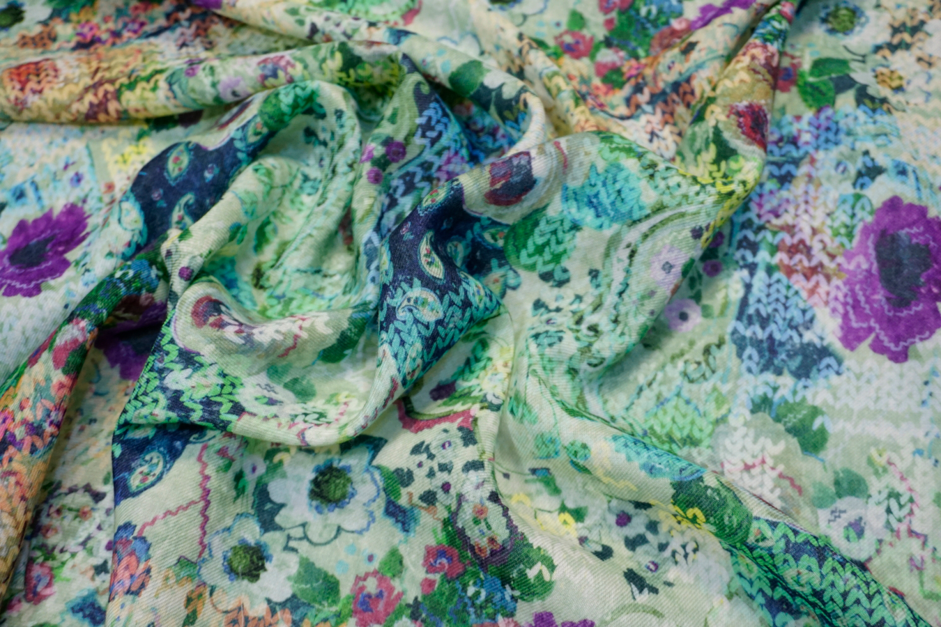Schurwollmusseline - grün mit Blumen