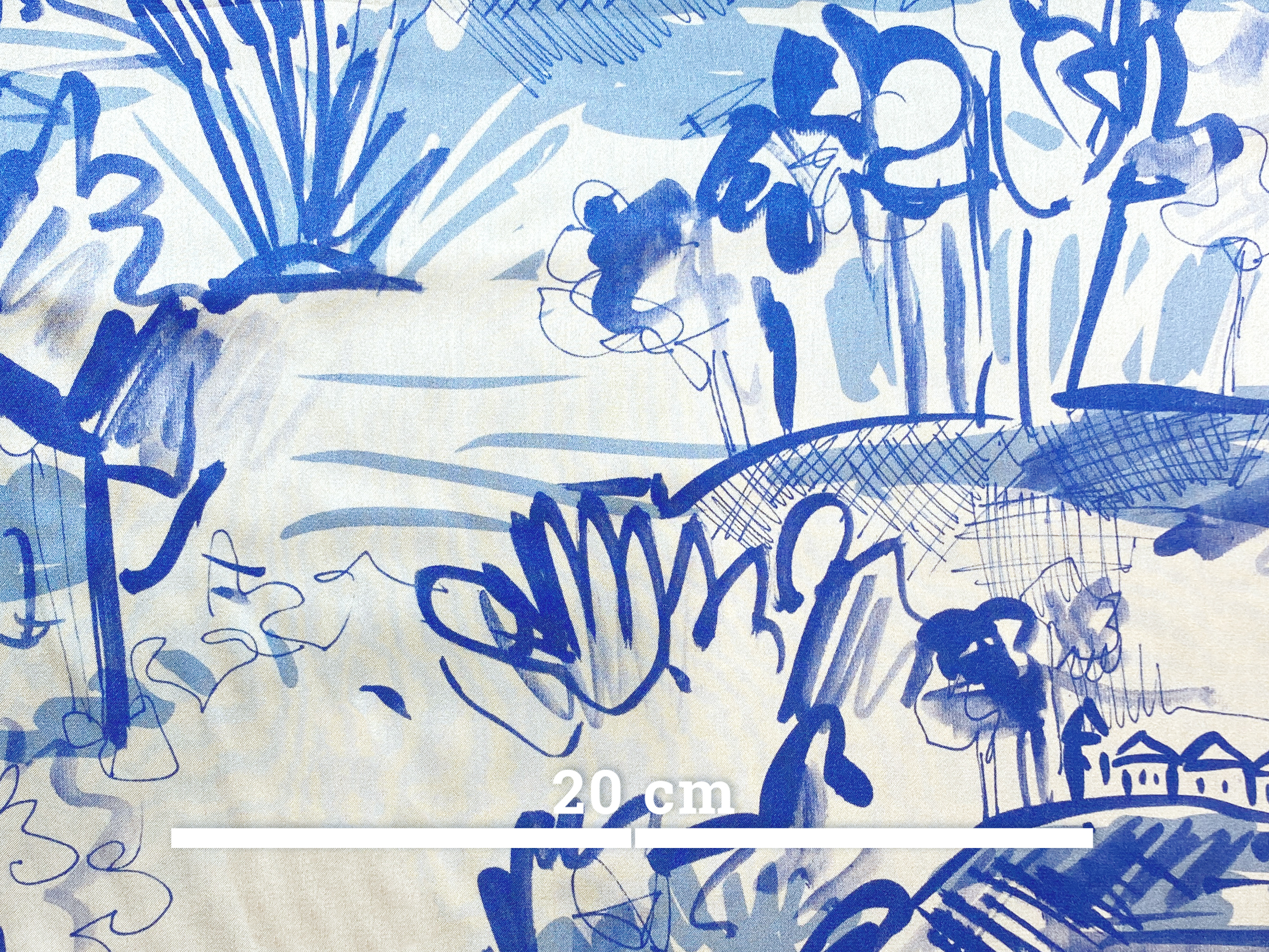 feiner Satin mit blauen Zeichnungen auf weiß