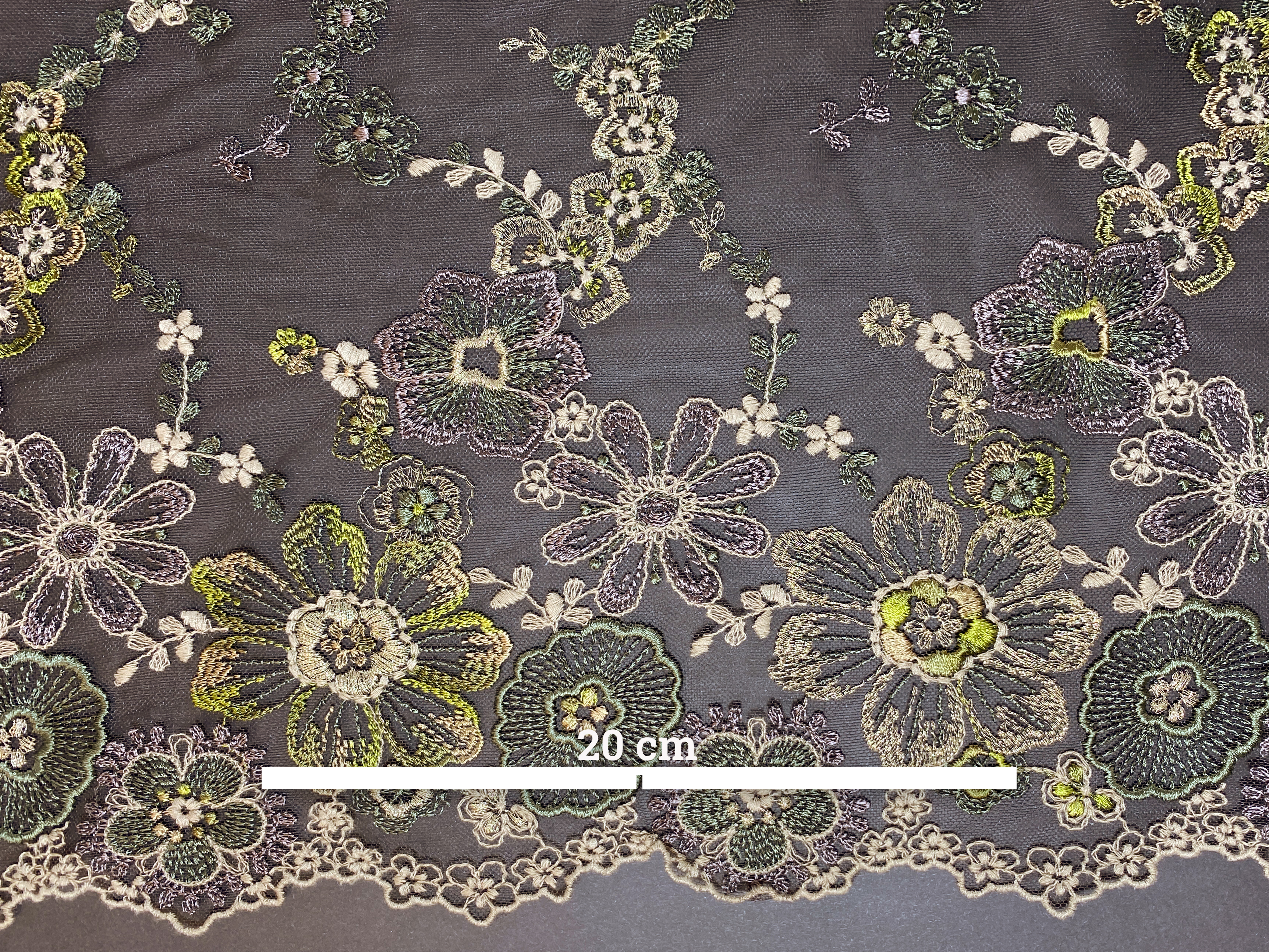 Bordürenspitze mit Blütenstickerei