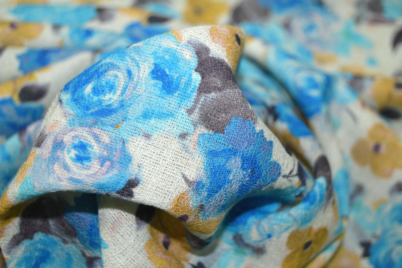 Baumwollcrepe blaue Rosen