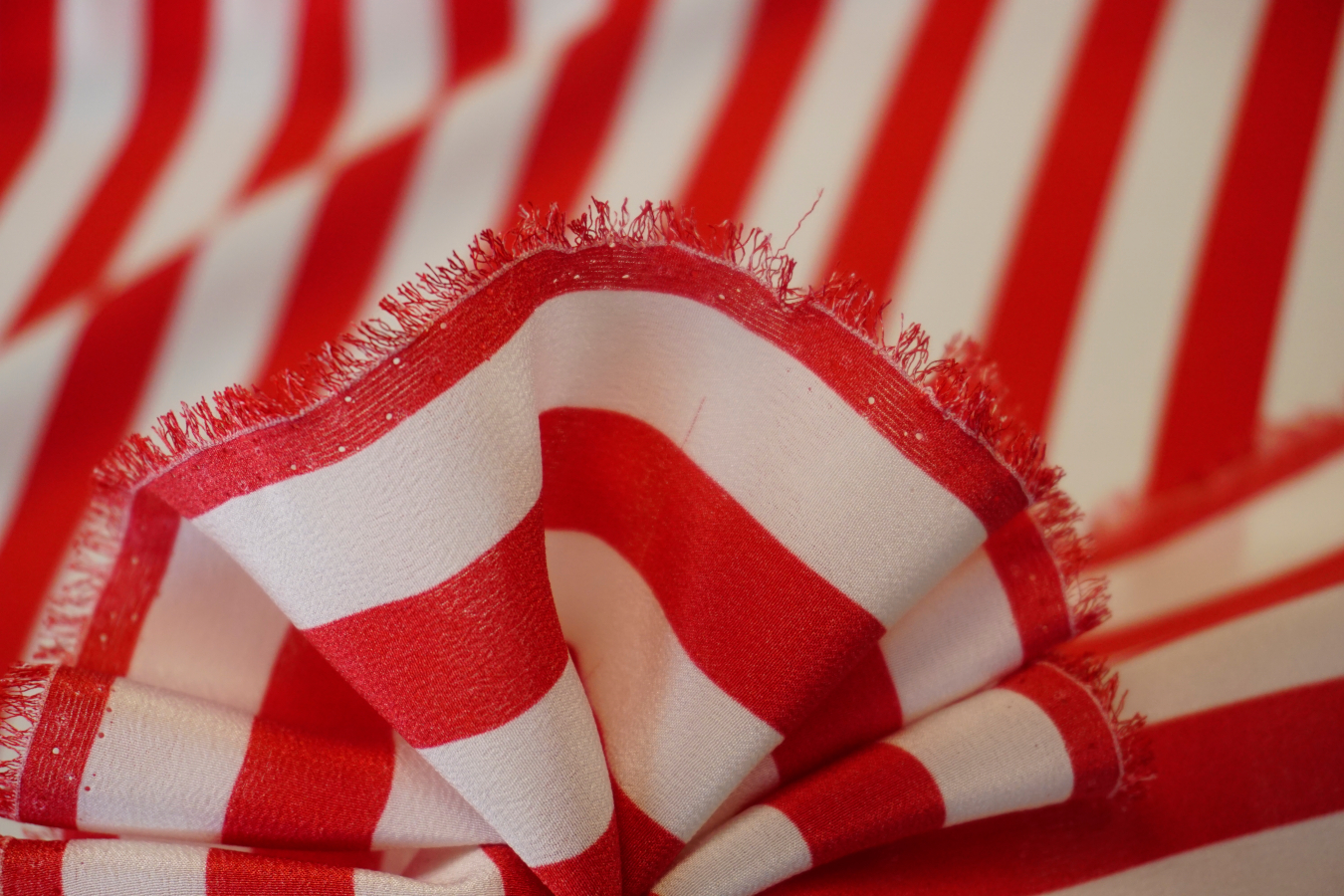 Seidencrêpe - rot gestreift