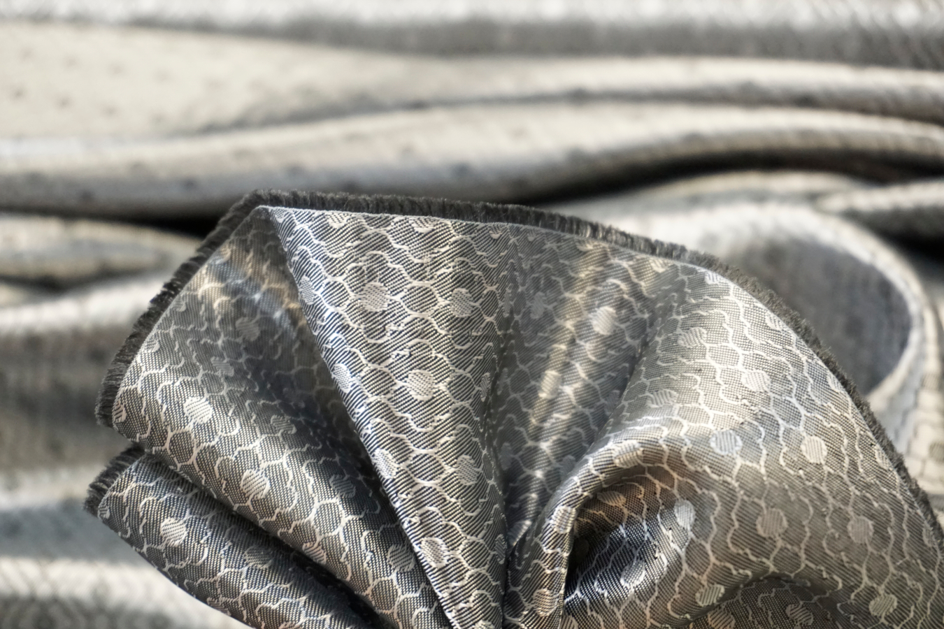 Futterstoff Viskosemix - Blümchen, silber/schwarz