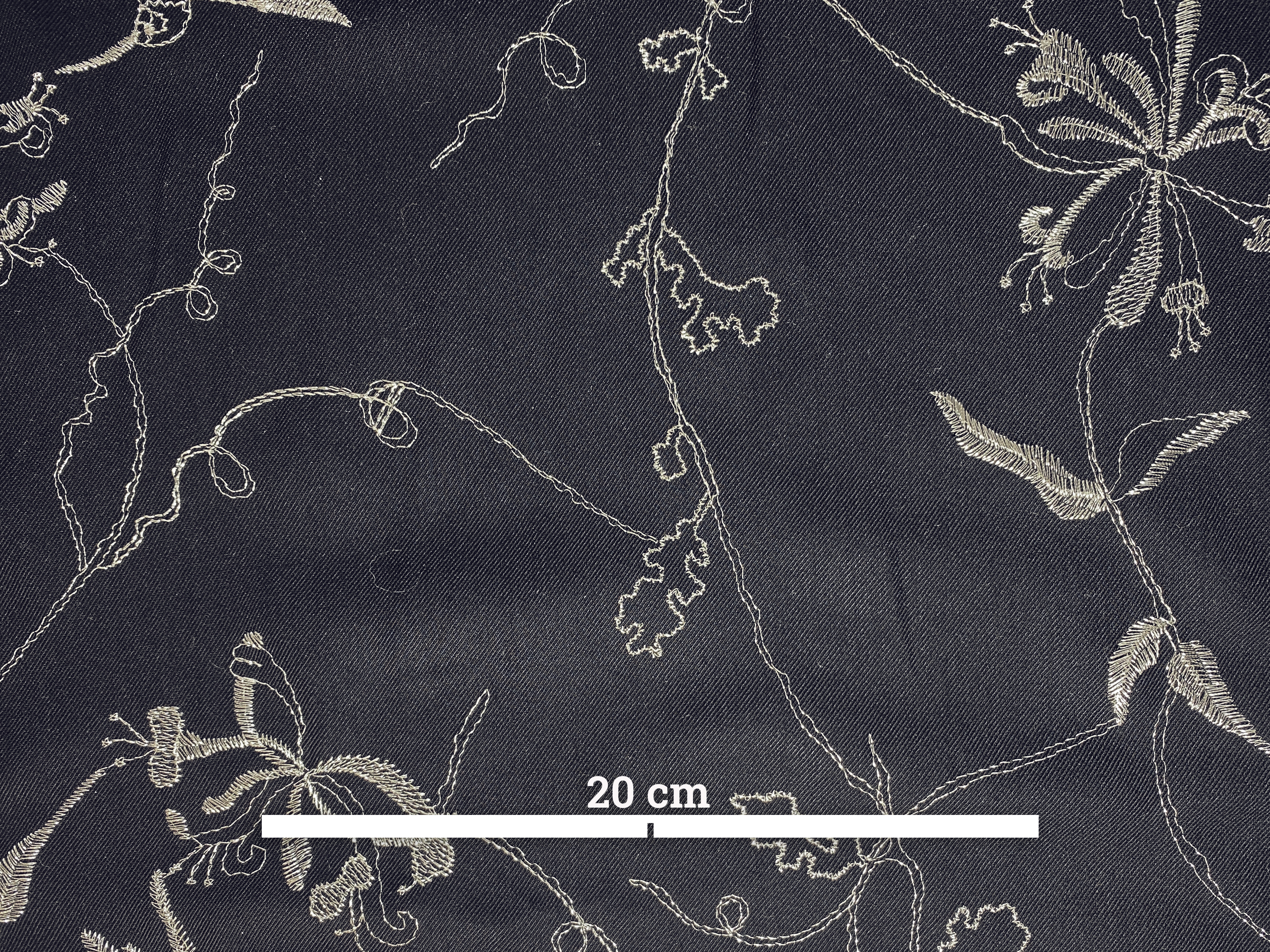 Schurwolle mit Silberstickerei