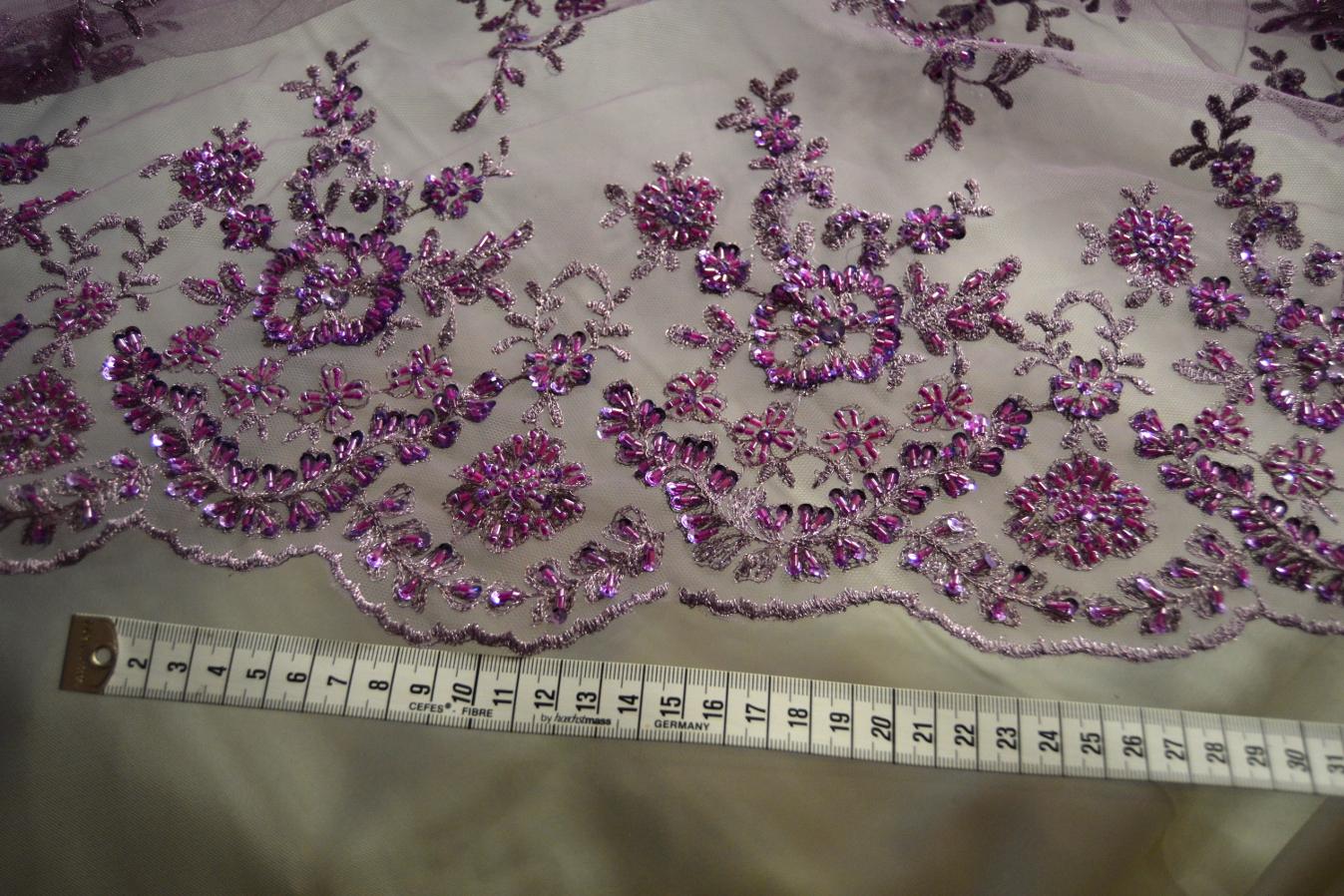 Bestickter Tüll mit Perlen und Pailletten