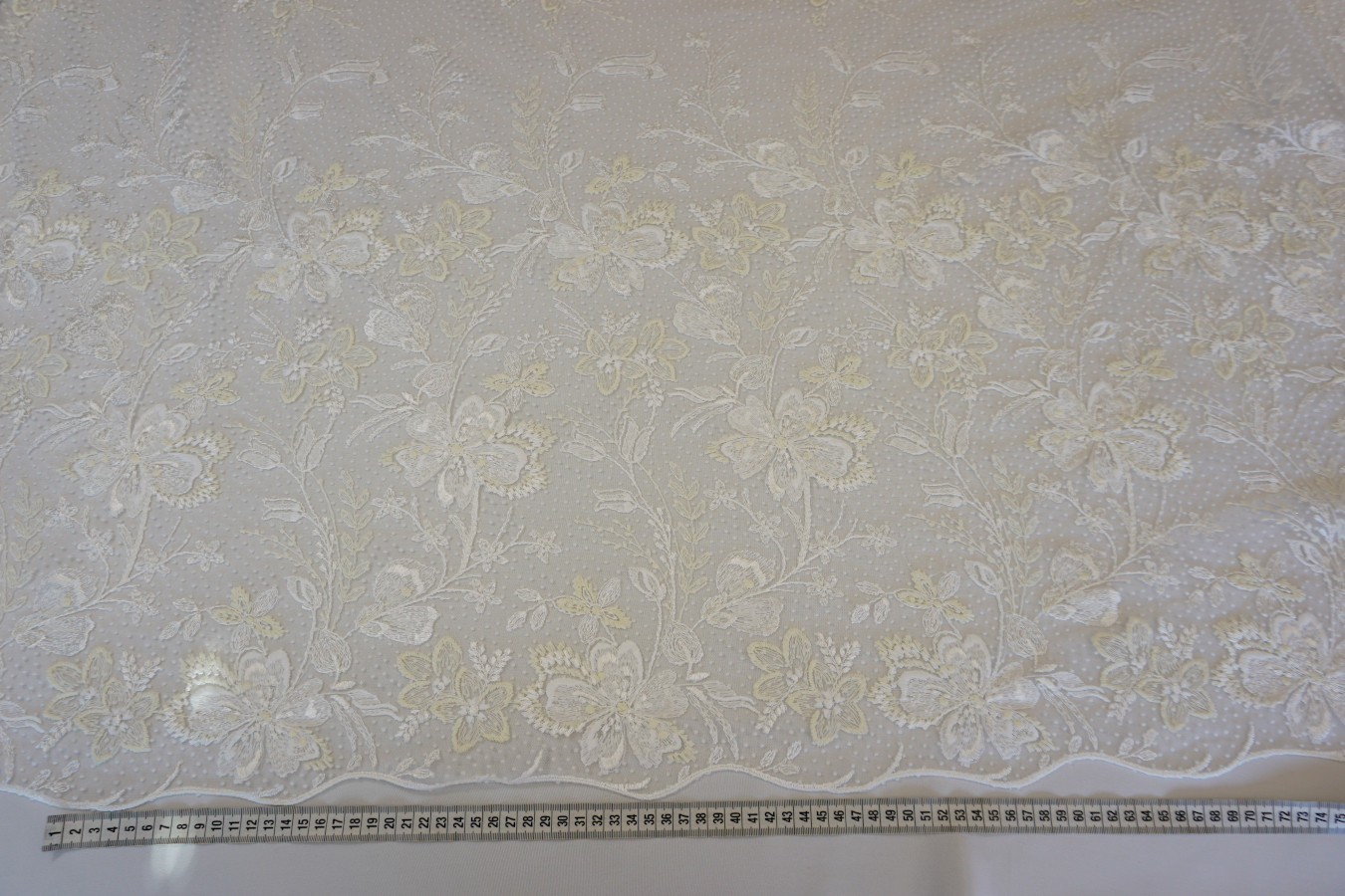 Französische Spitze - Blumen auf Pünktchentüll