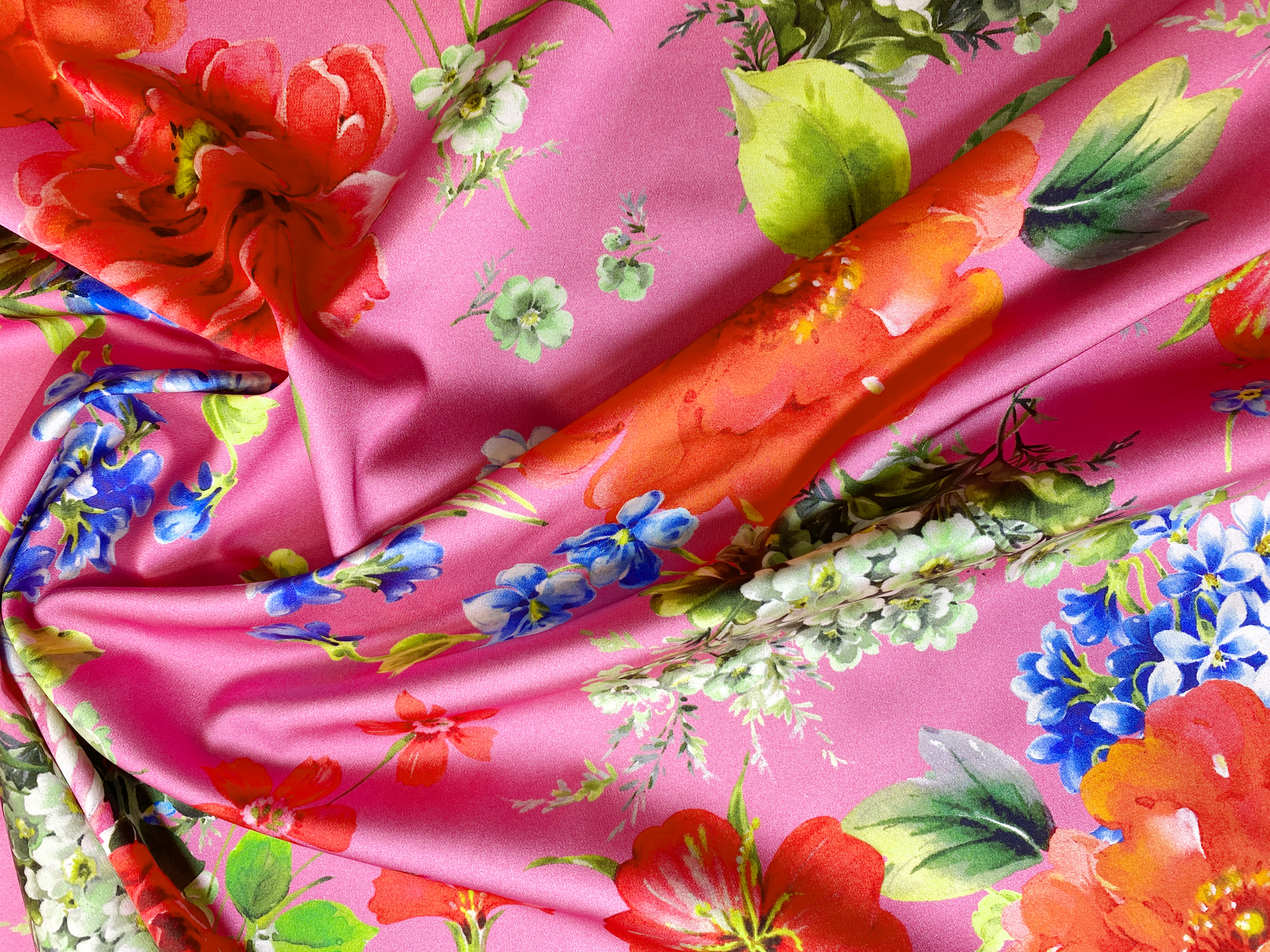 Satin pink mit großen Blumen