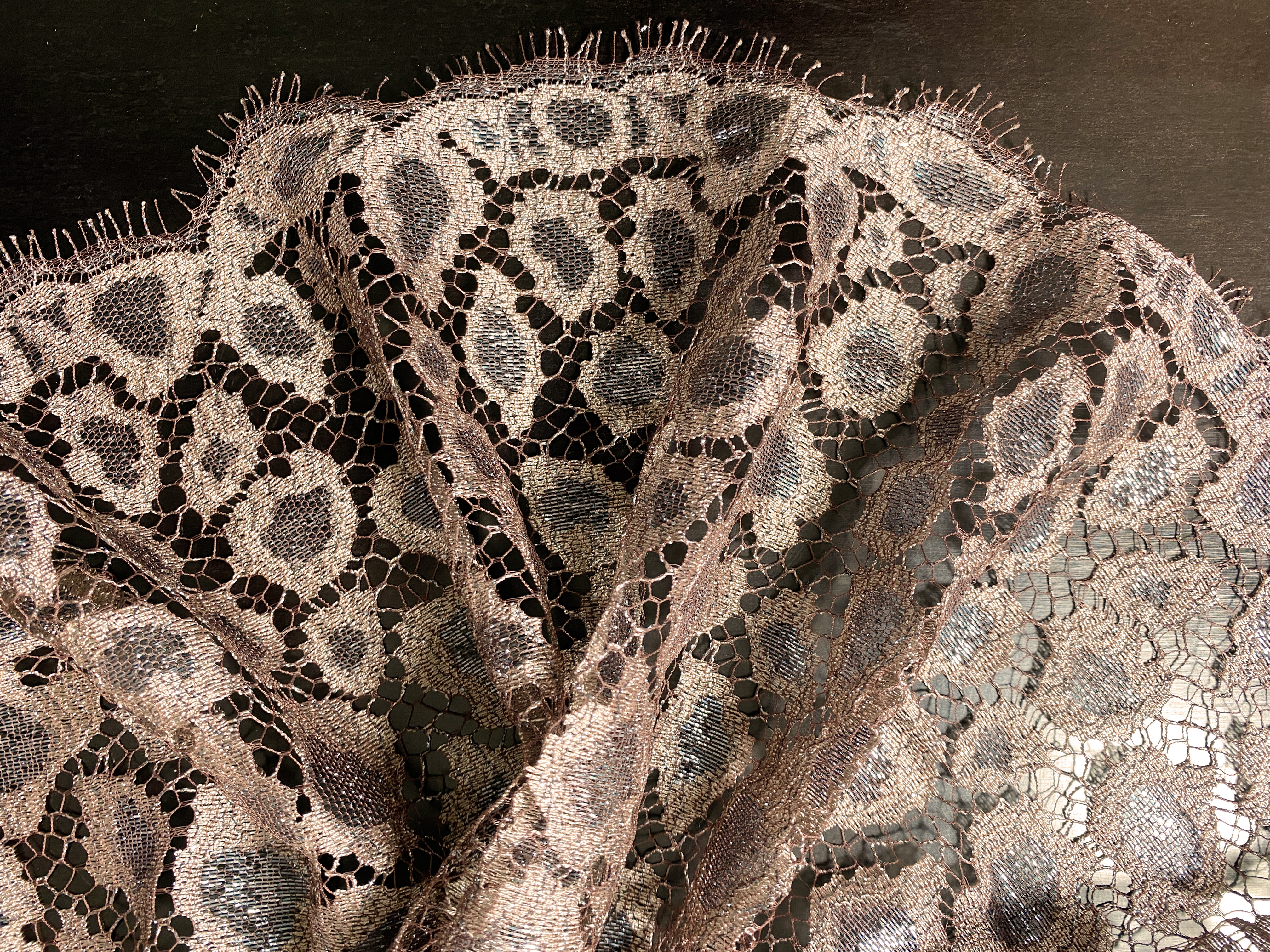 Spitze mit metallic Leomuster